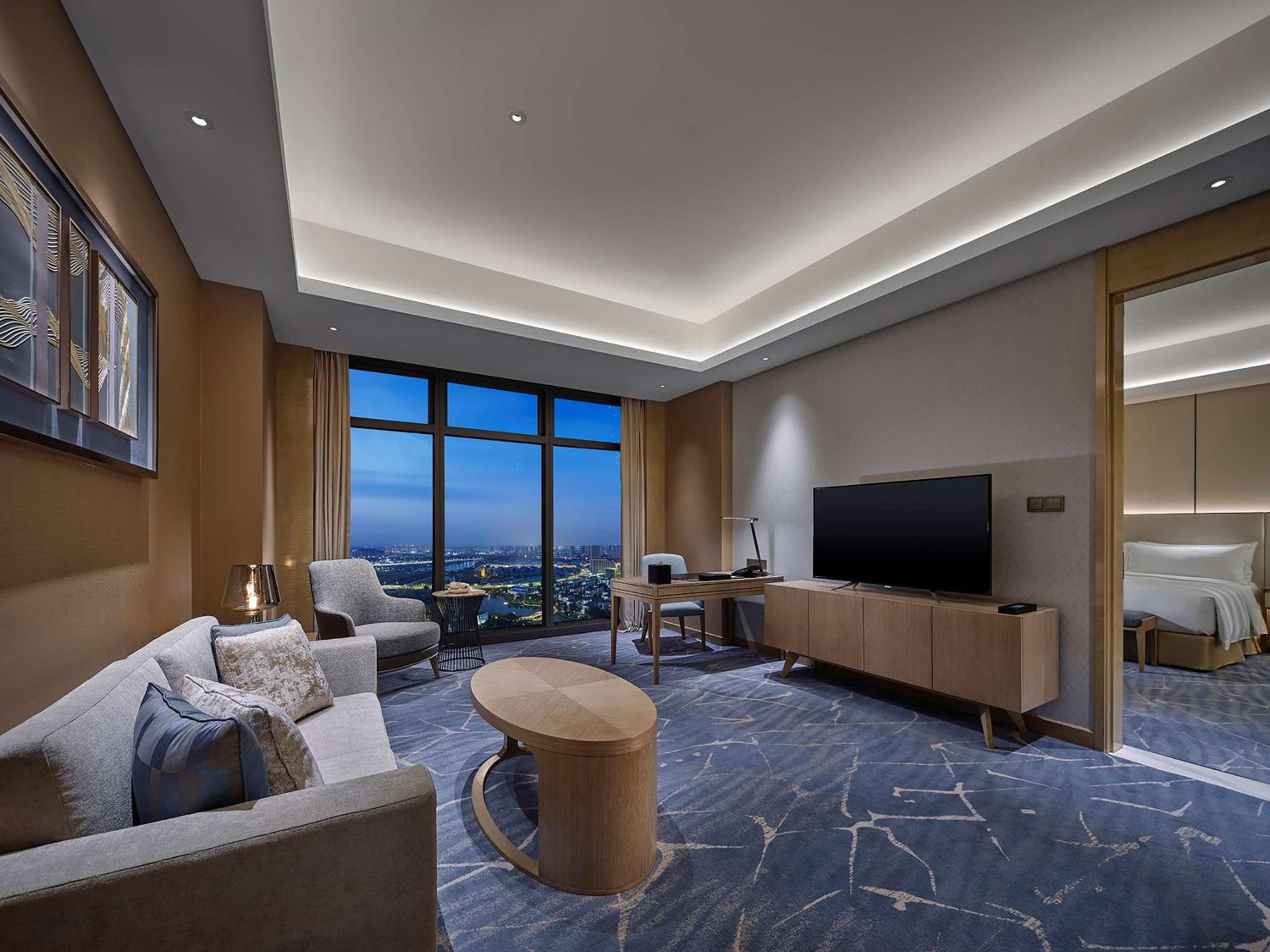Deluxe King Suite - Photo 3