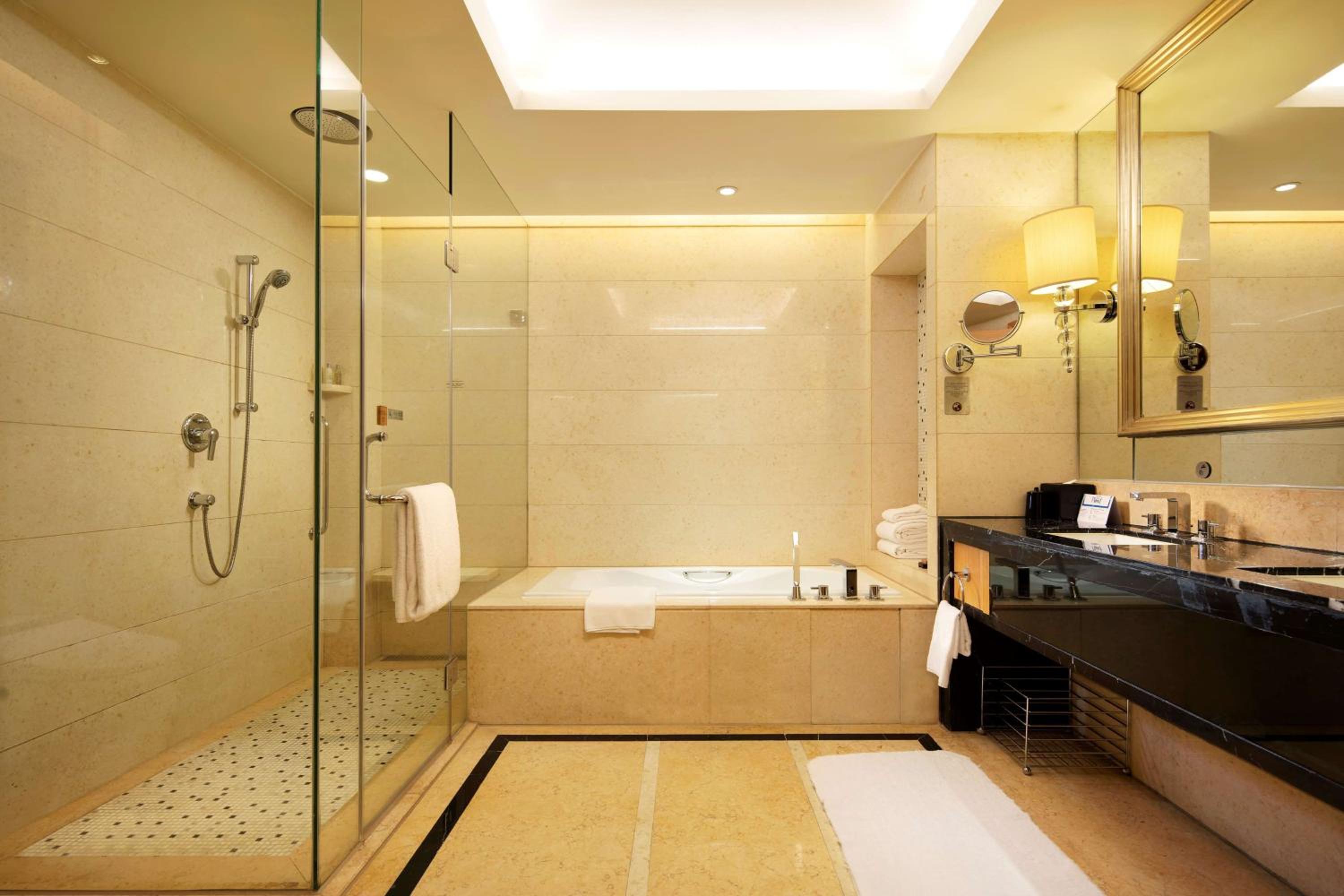 One-Bedroom Deluxe King Suite - Photo 4