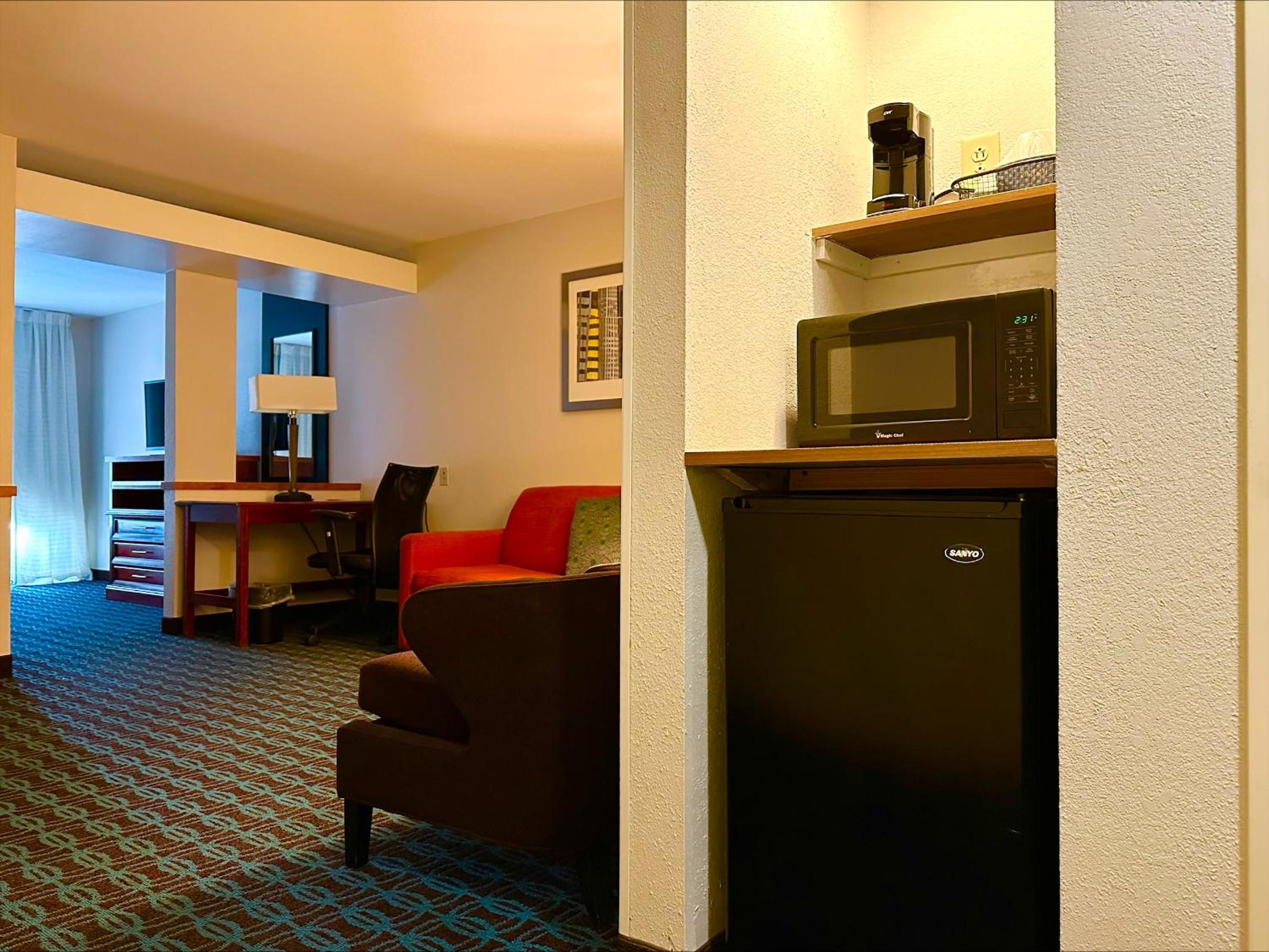 Larger Suite, 2 Queen, Sofa bed photo 1