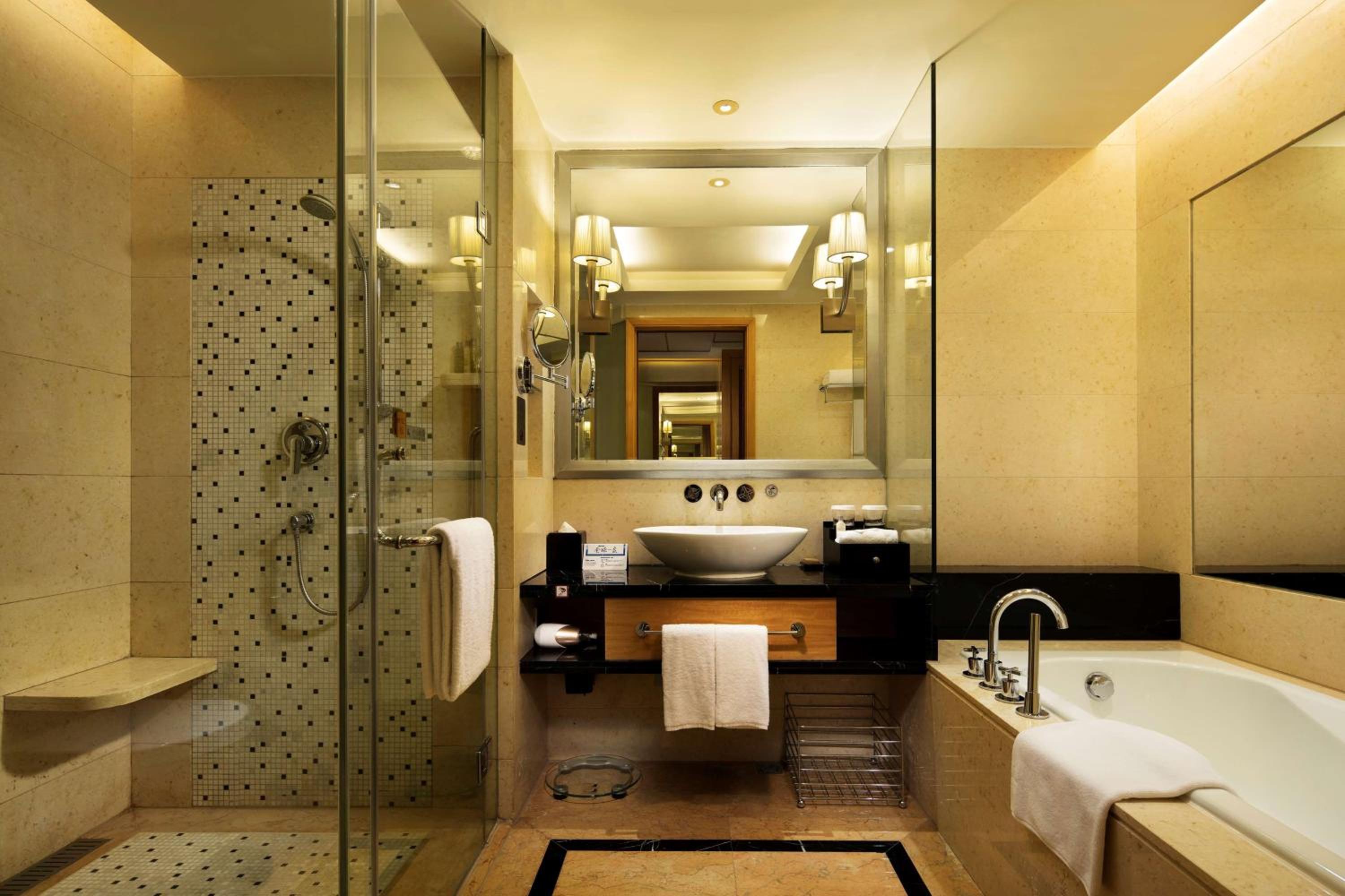 Deluxe Twin Room with City View - Photo 5