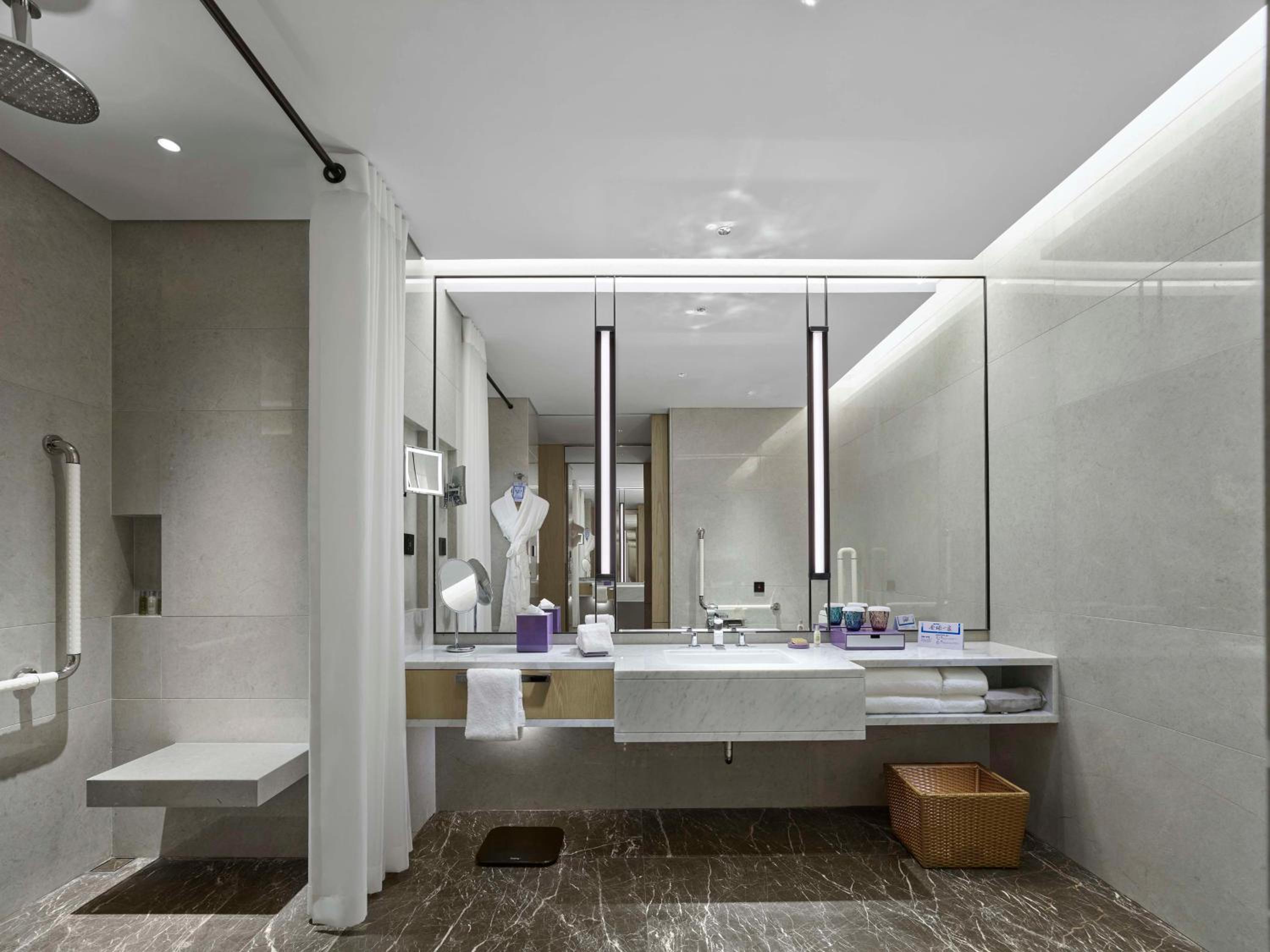 King Room - Mobility Accessible  - Photo 4