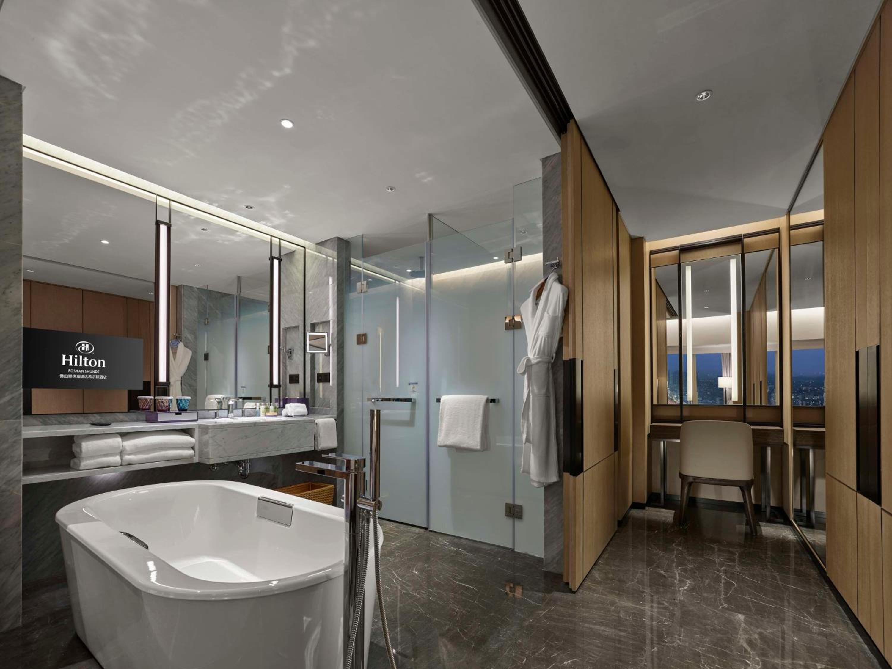 Premier King Suite - Photo 4