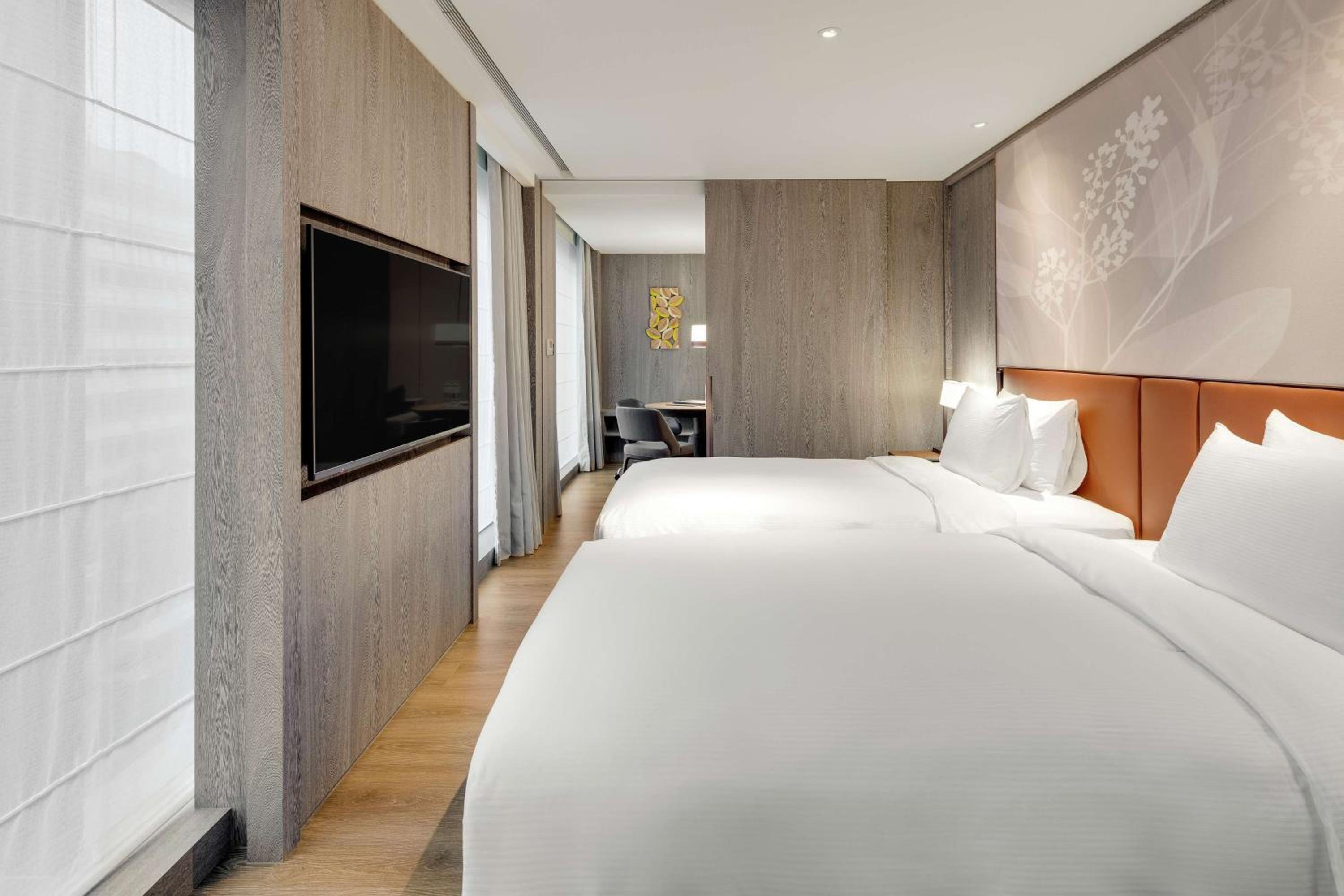 Corner Suite with Two Single Beds thumbnail 5