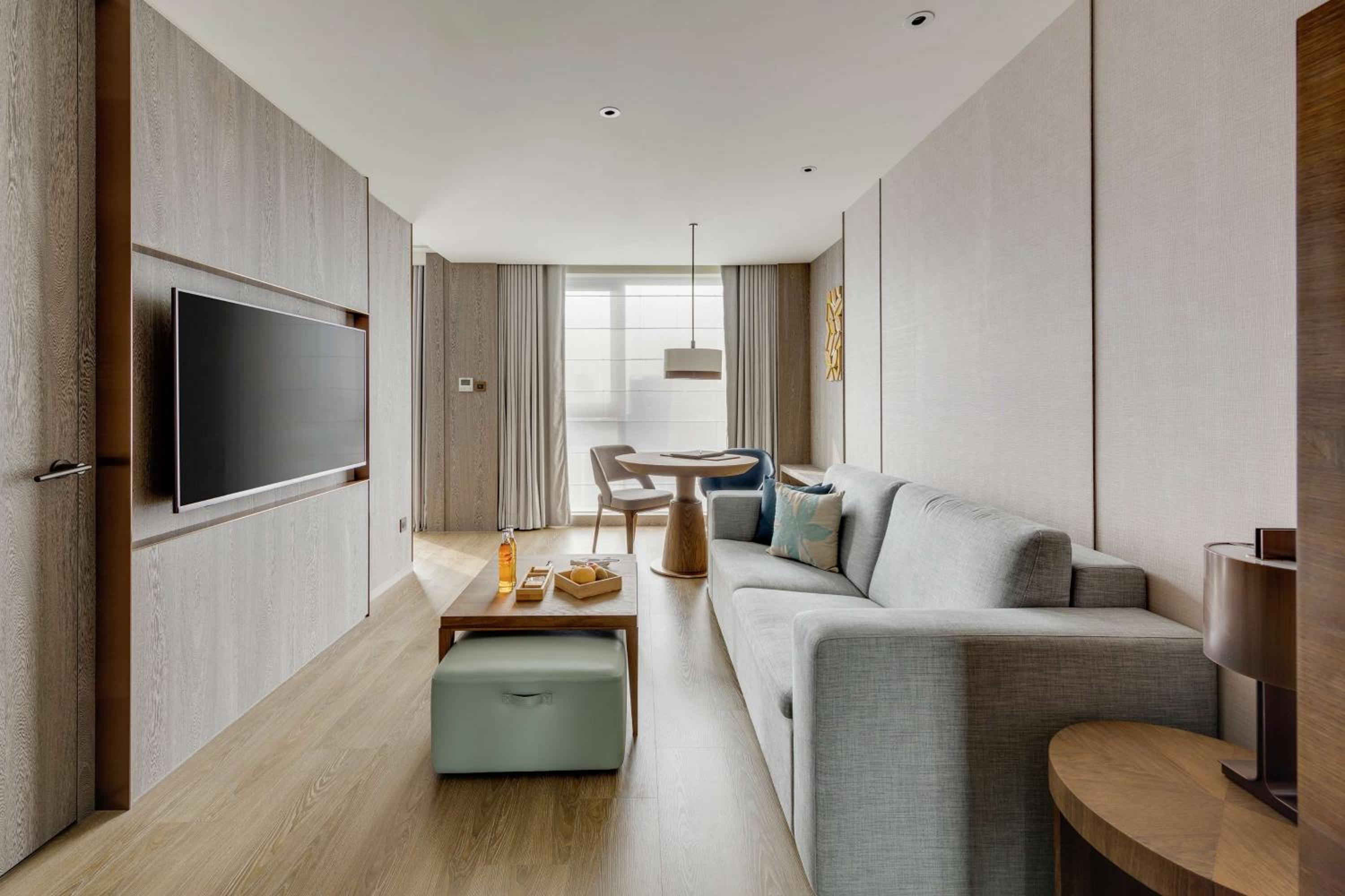 One-Bedroom Corner King Suite