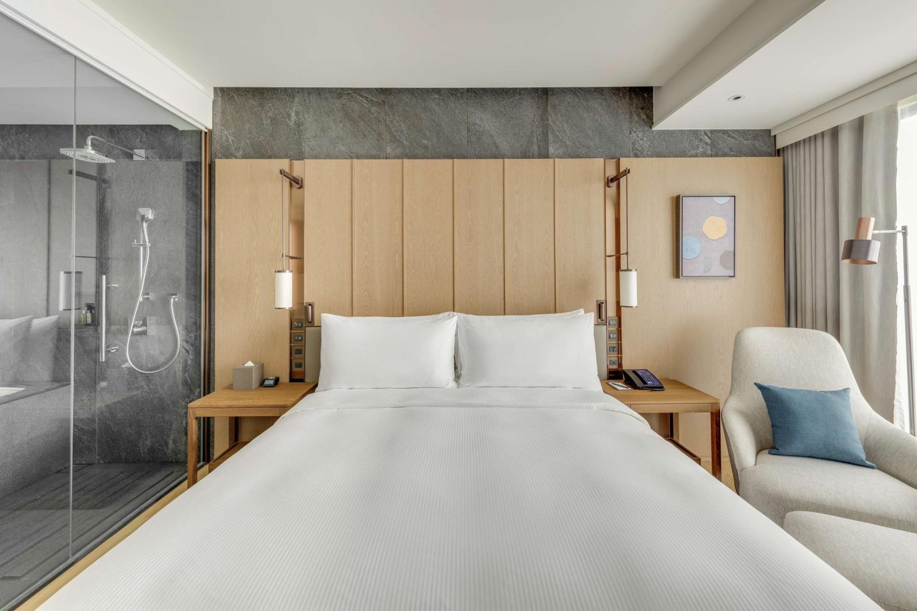 Corner King Room with Balcony thumbnail 5