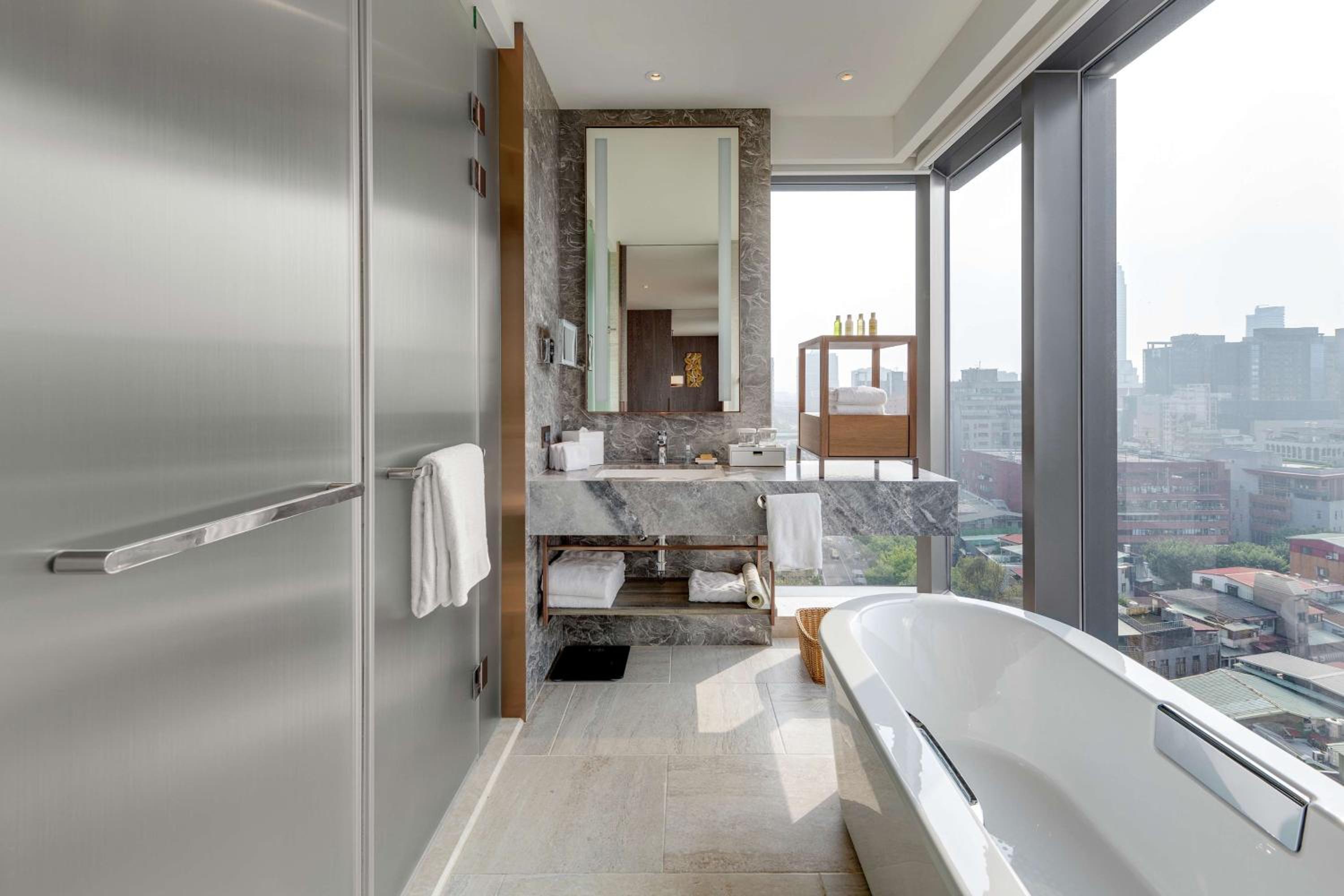 One-Bedroom Corner King Suite thumbnail 6