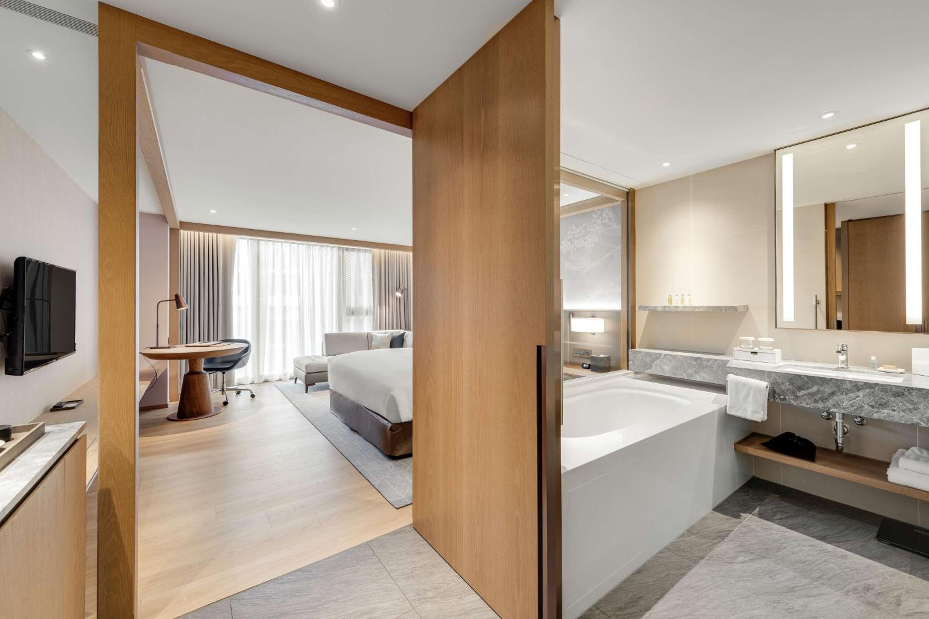 Available room thumbnail 6