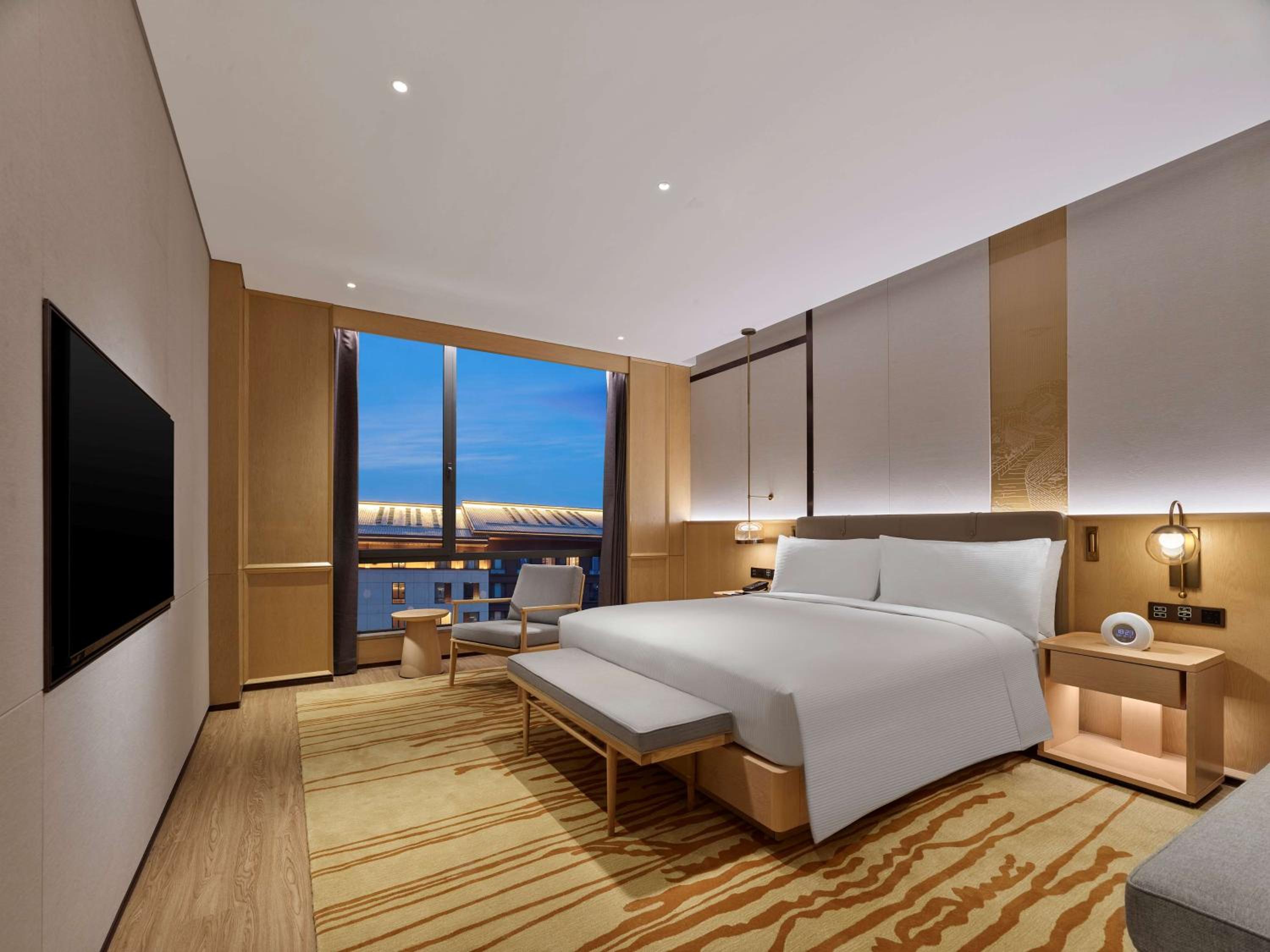 Deluxe King Suite - Photo 2