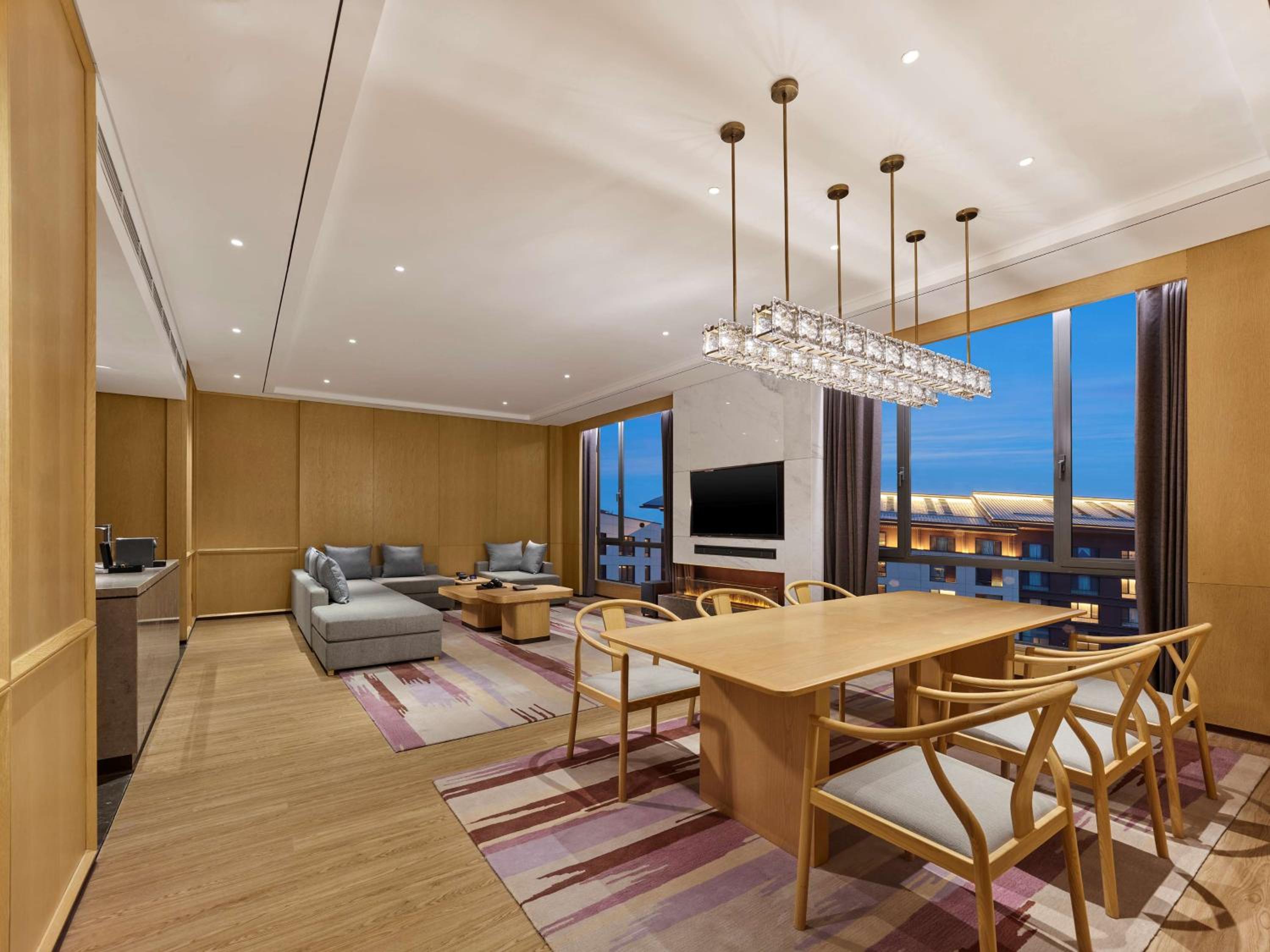 Deluxe King Suite - Photo 3