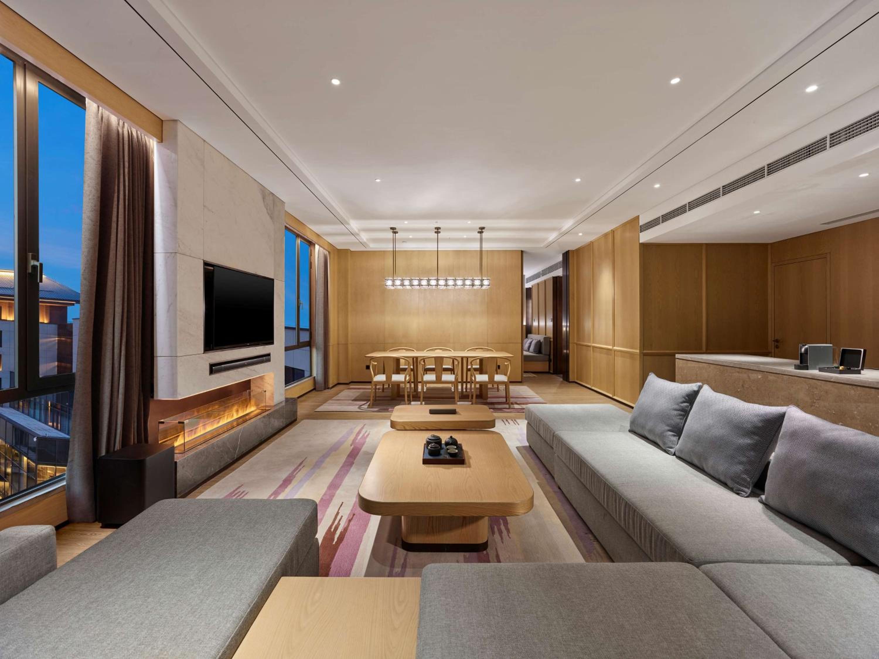 Deluxe King Suite - Photo 4
