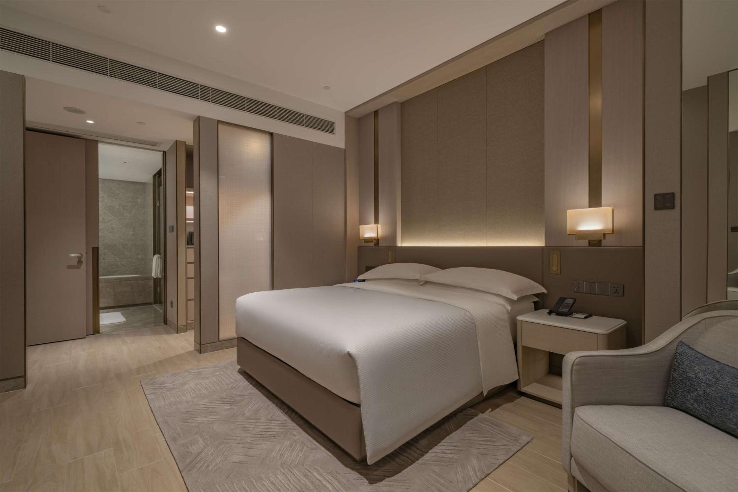 One-Bedroom Deluxe Apartment - Photo 3