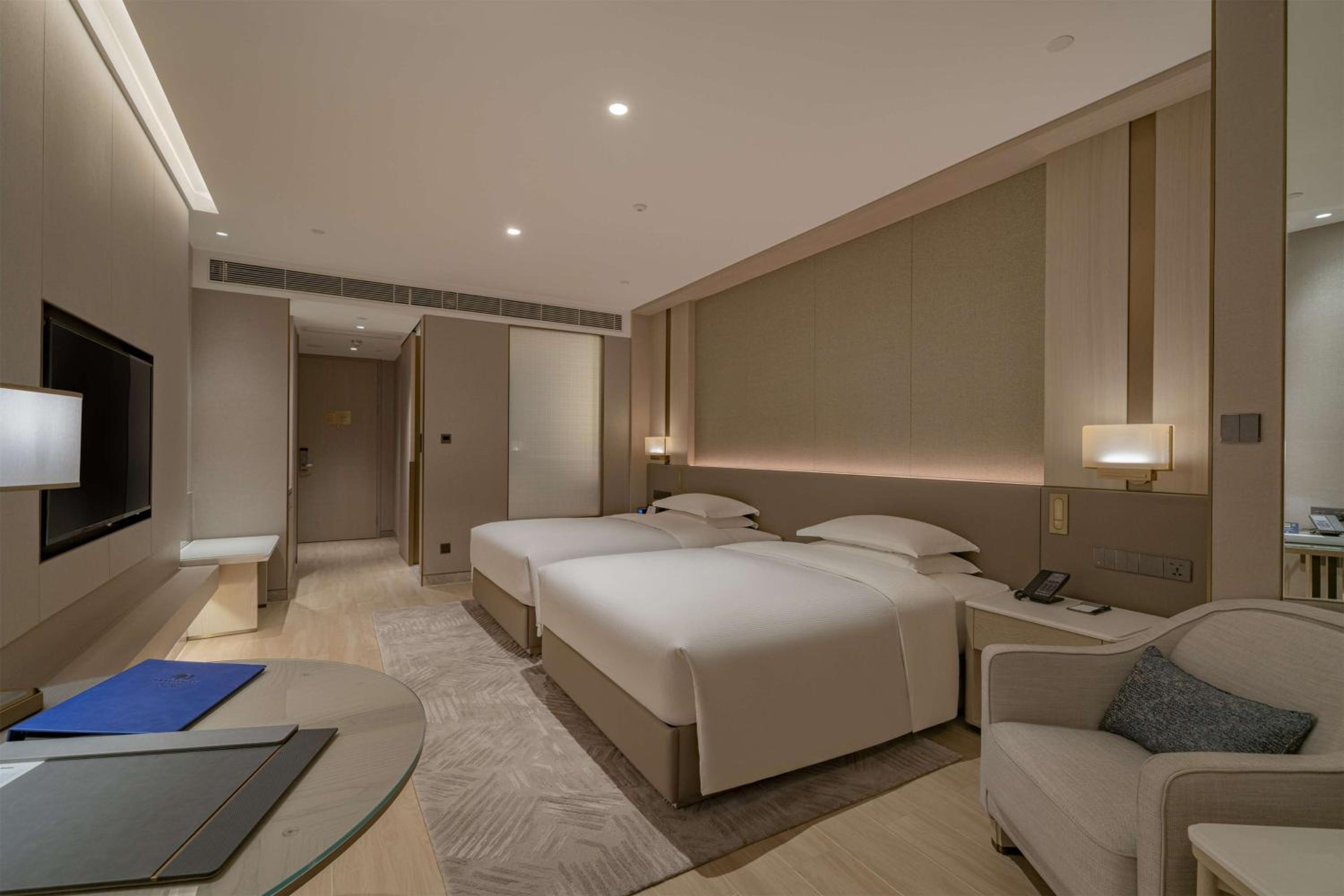 TWIN GUEST ROOM- CITY VIEW - Photo 5
