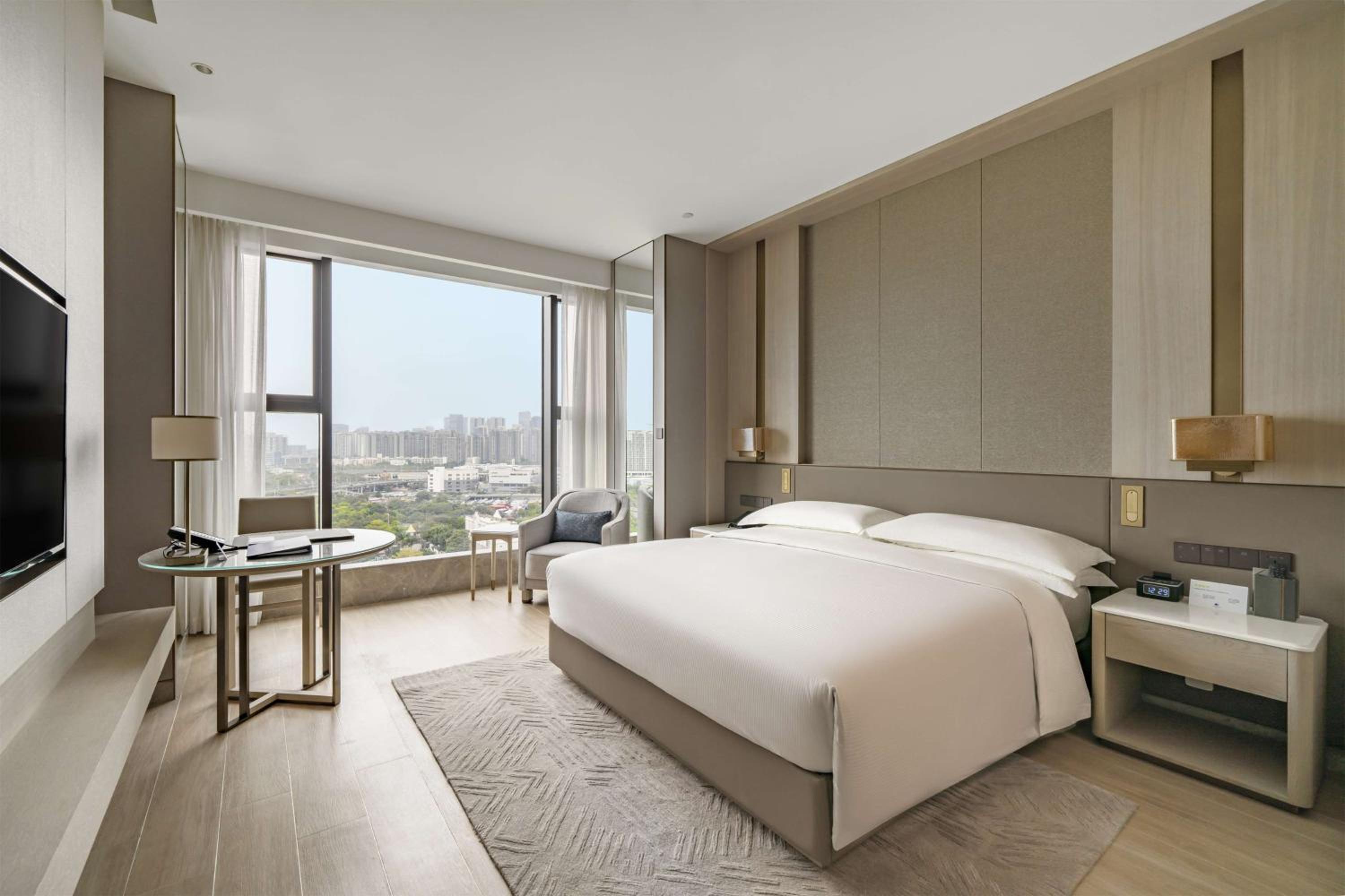 KING GUEST ROOM- CITY VIEW - Photo 2
