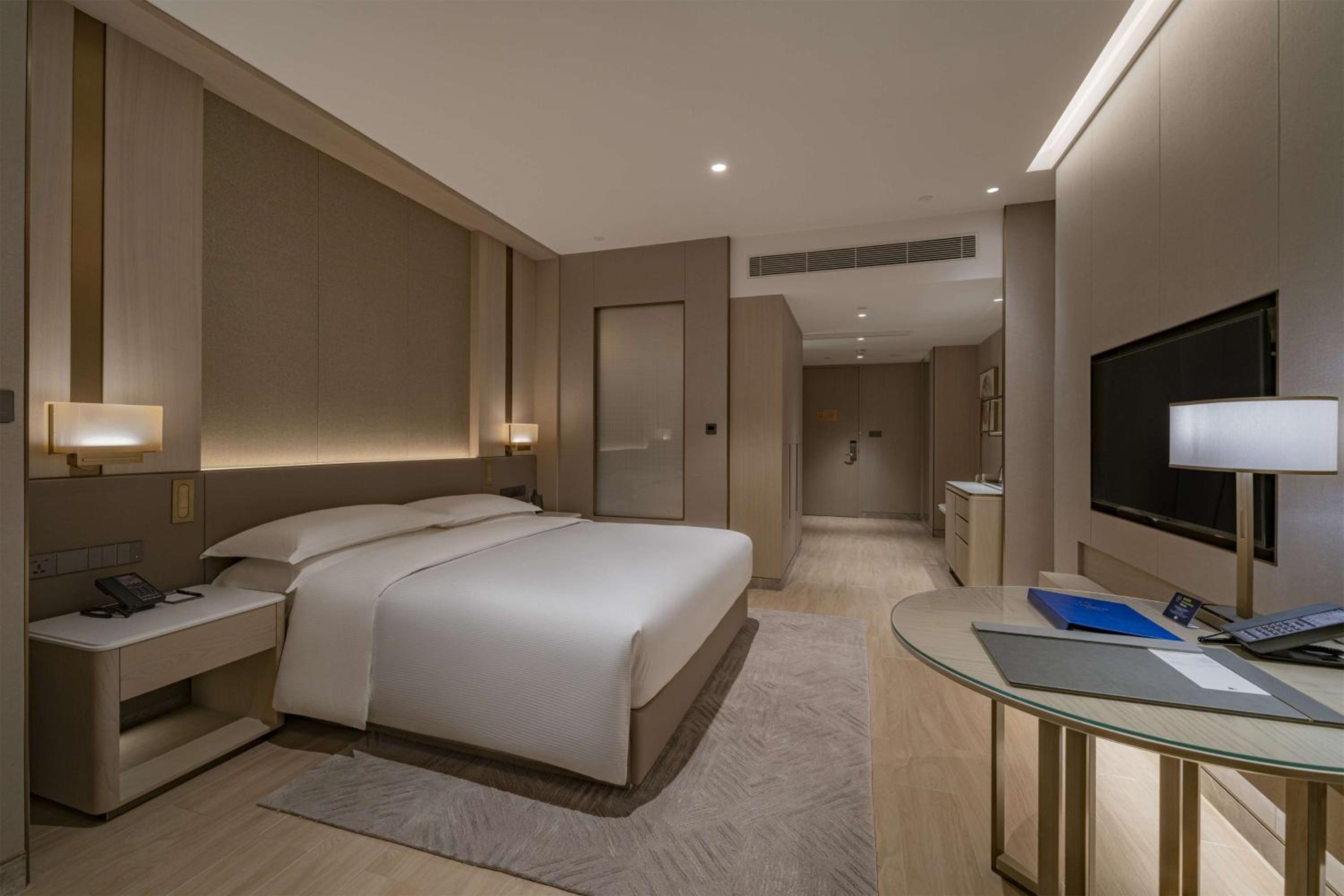 KING GUEST ROOM- CITY VIEW - Photo 3