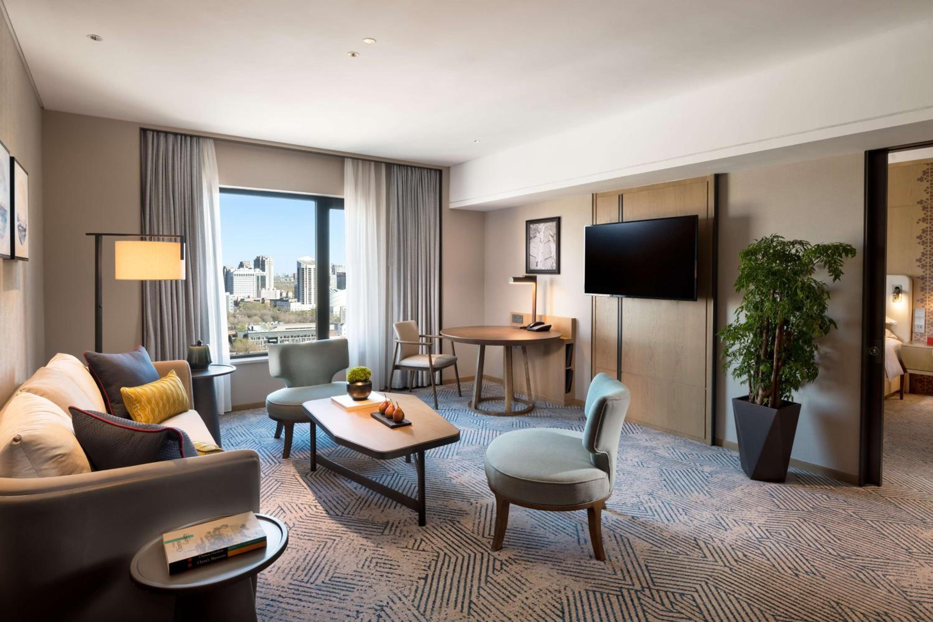 Deluxe King Suite - Photo 3