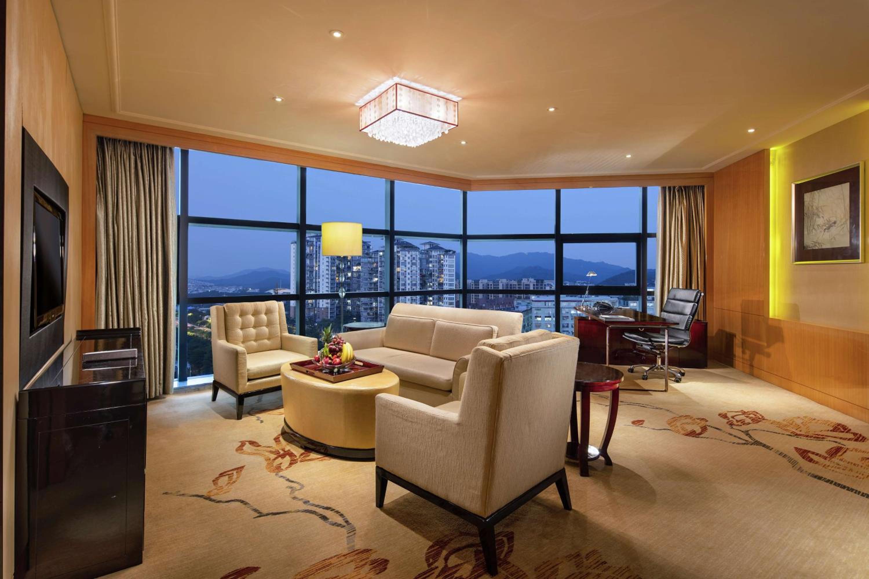 Deluxe King Suite photo 3