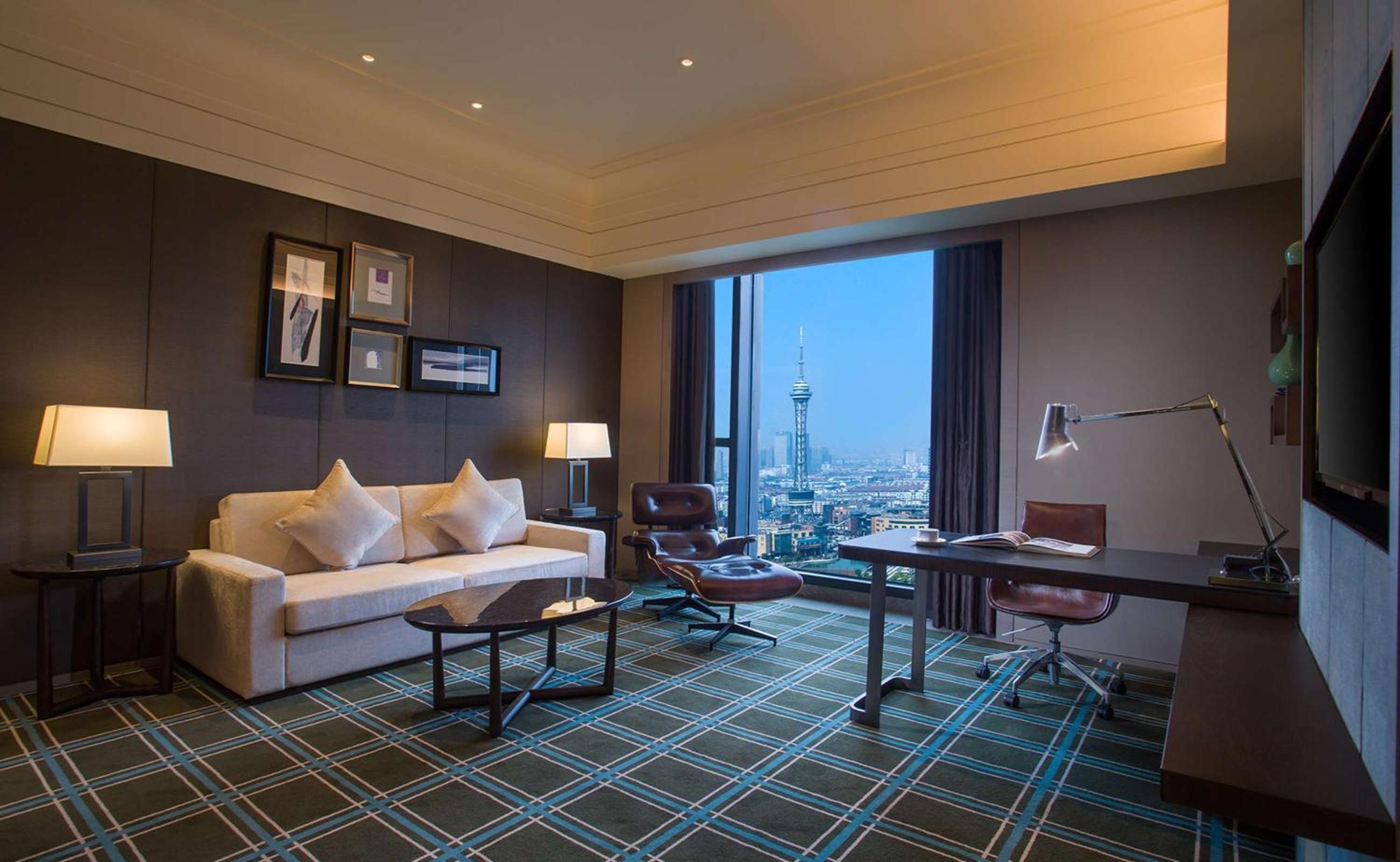 One-Bedroom King Suite - Lounge Access