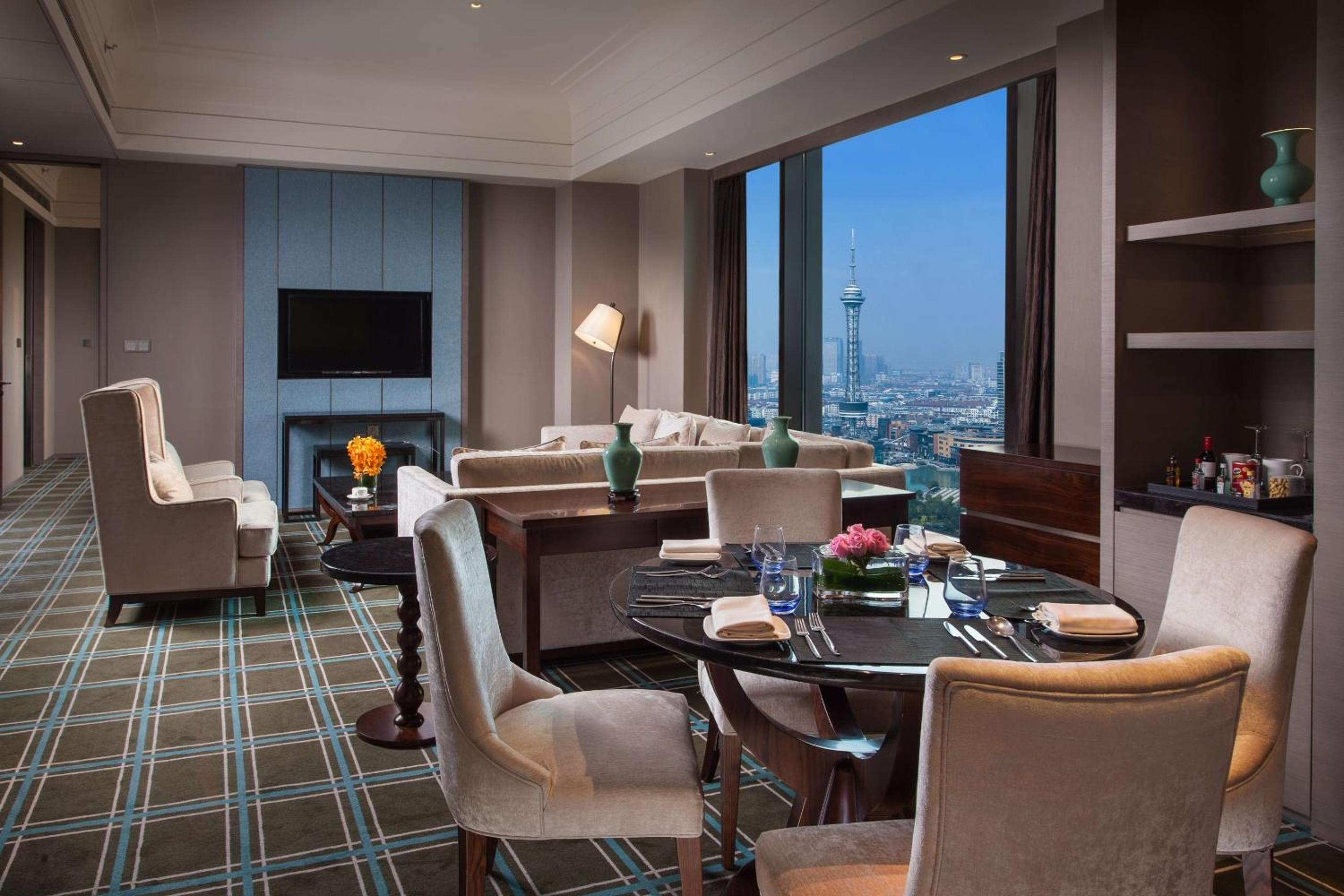 One-Bedroom Deluxe King Suite with Lounge Access