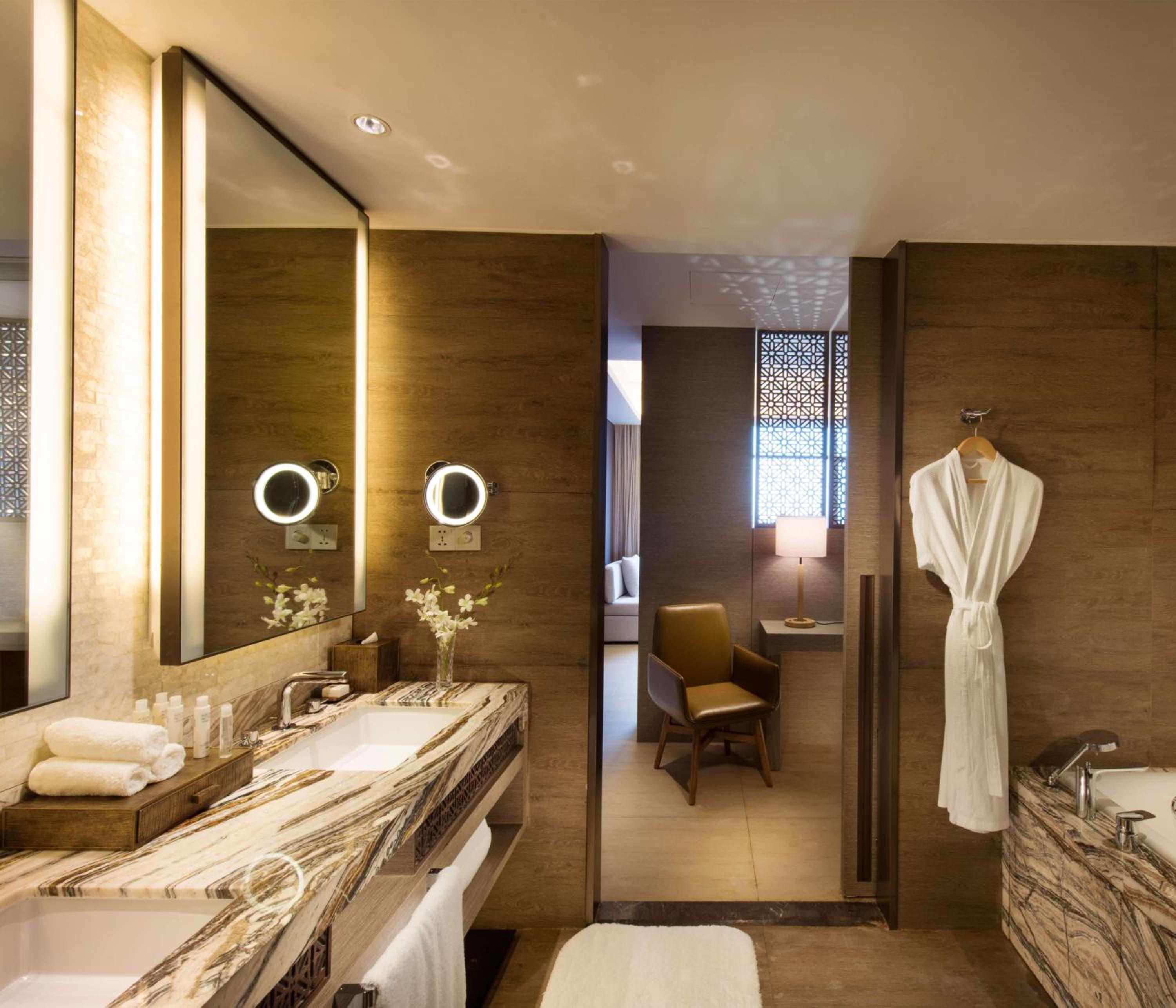 Deluxe King Suite With Balcony photo 2