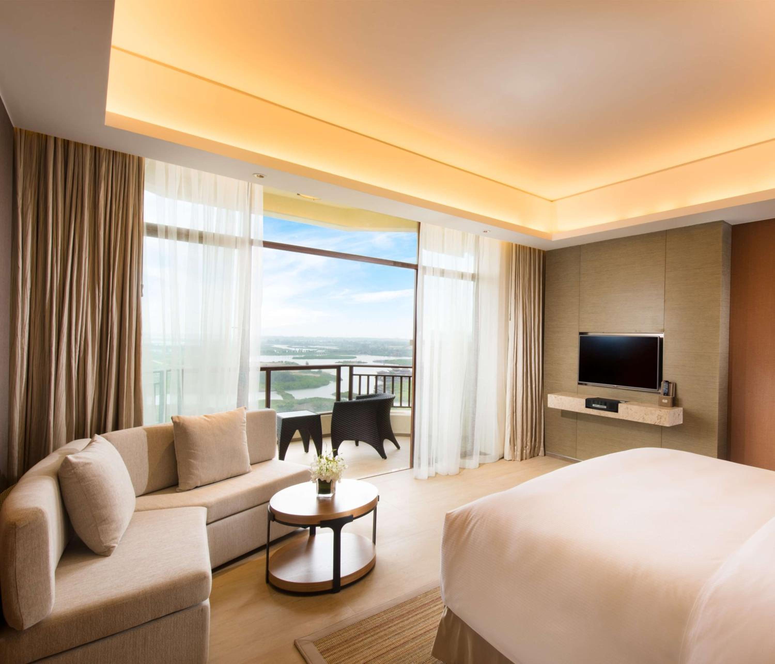 Deluxe King Suite With Balcony photo 1