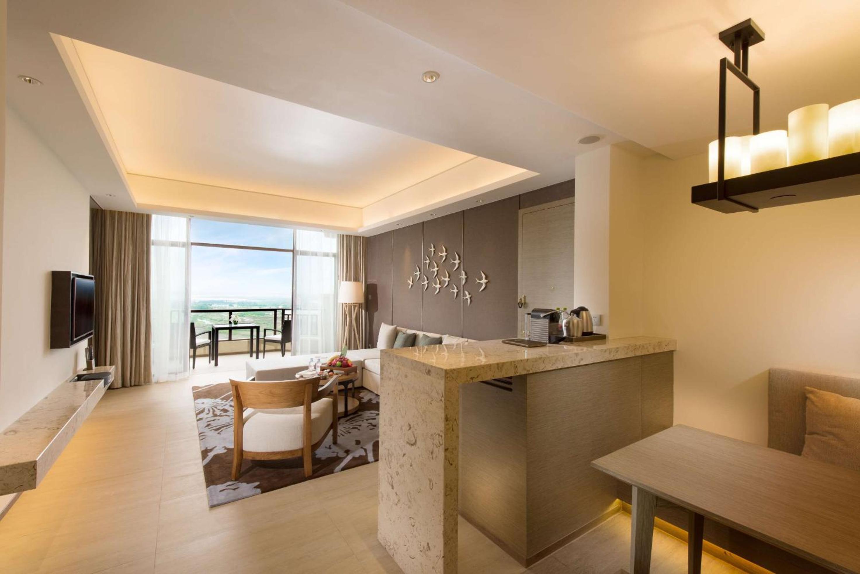 Deluxe King Suite With Lake View photo 3