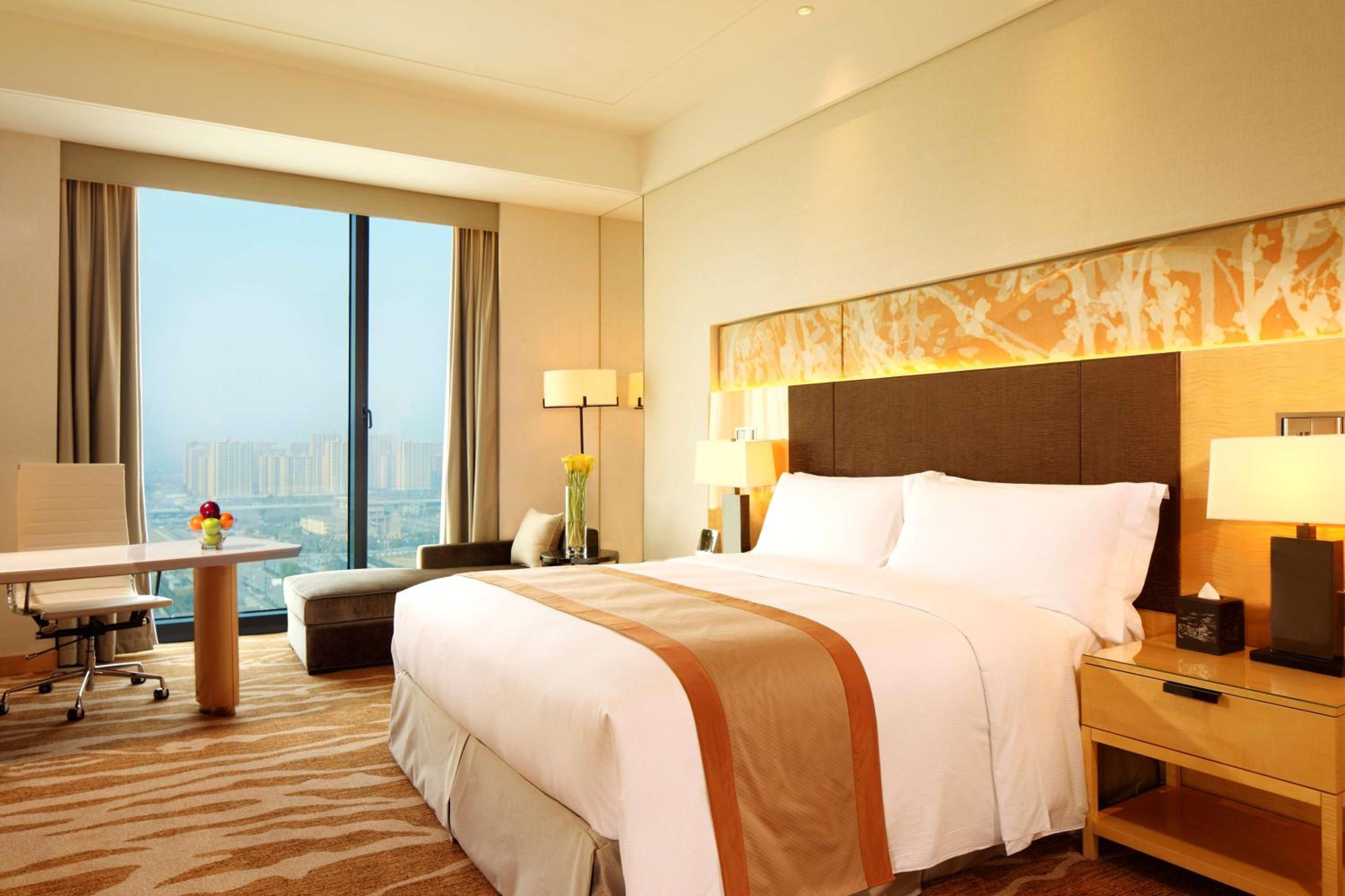 Deluxe King Room with City View