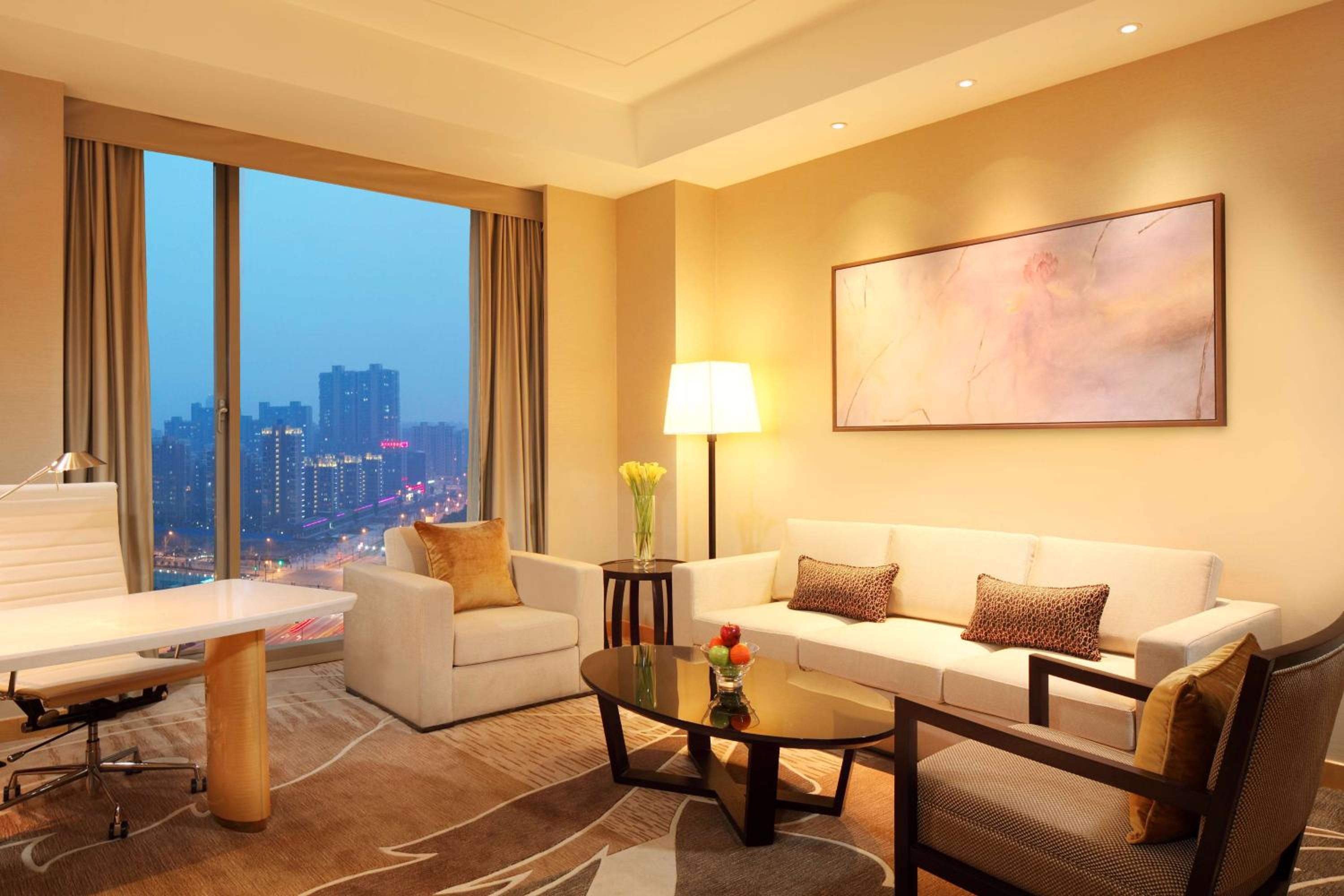 Deluxe King Suite - Lounge Access