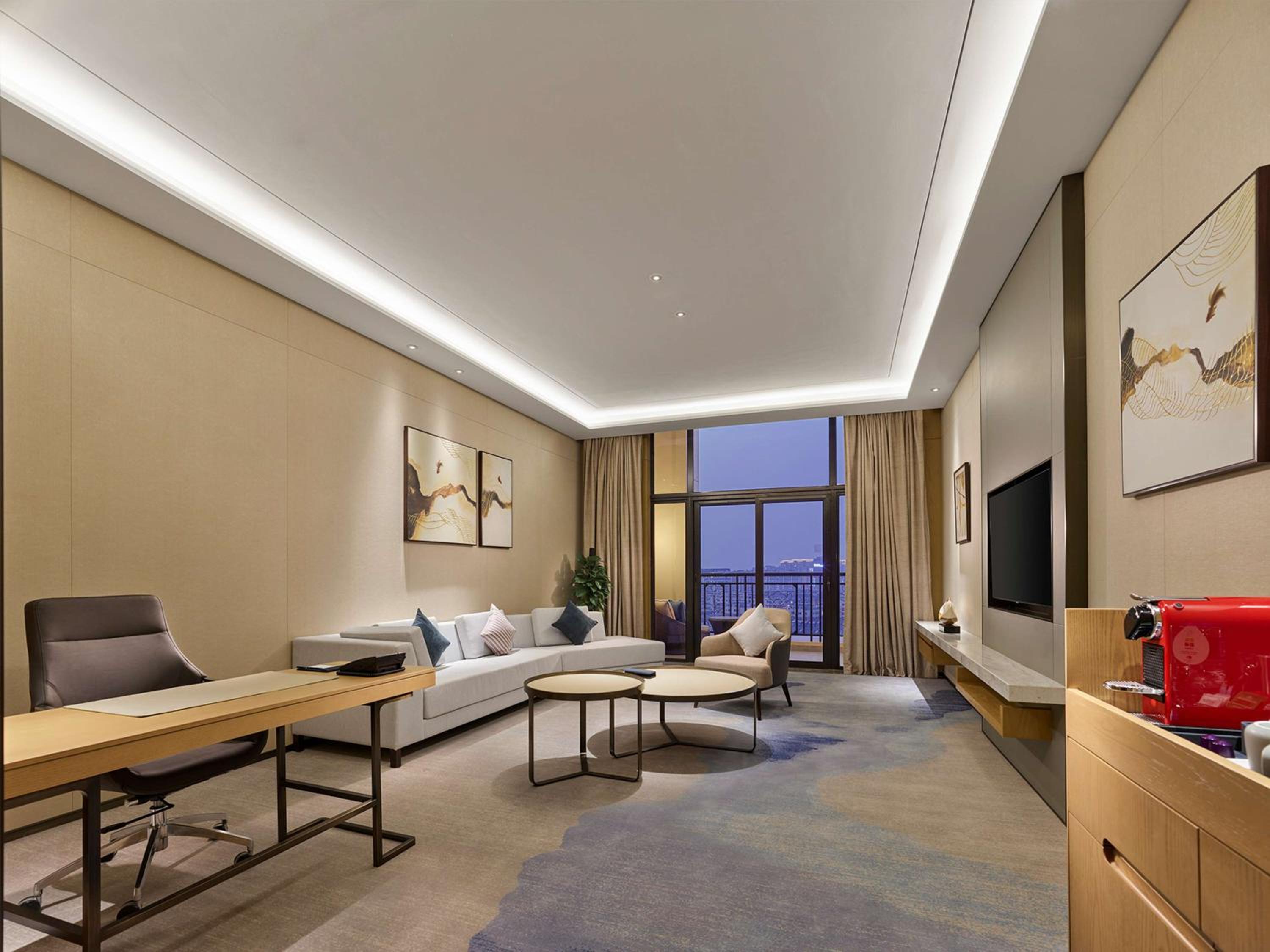 Premium King Suite - Photo 4