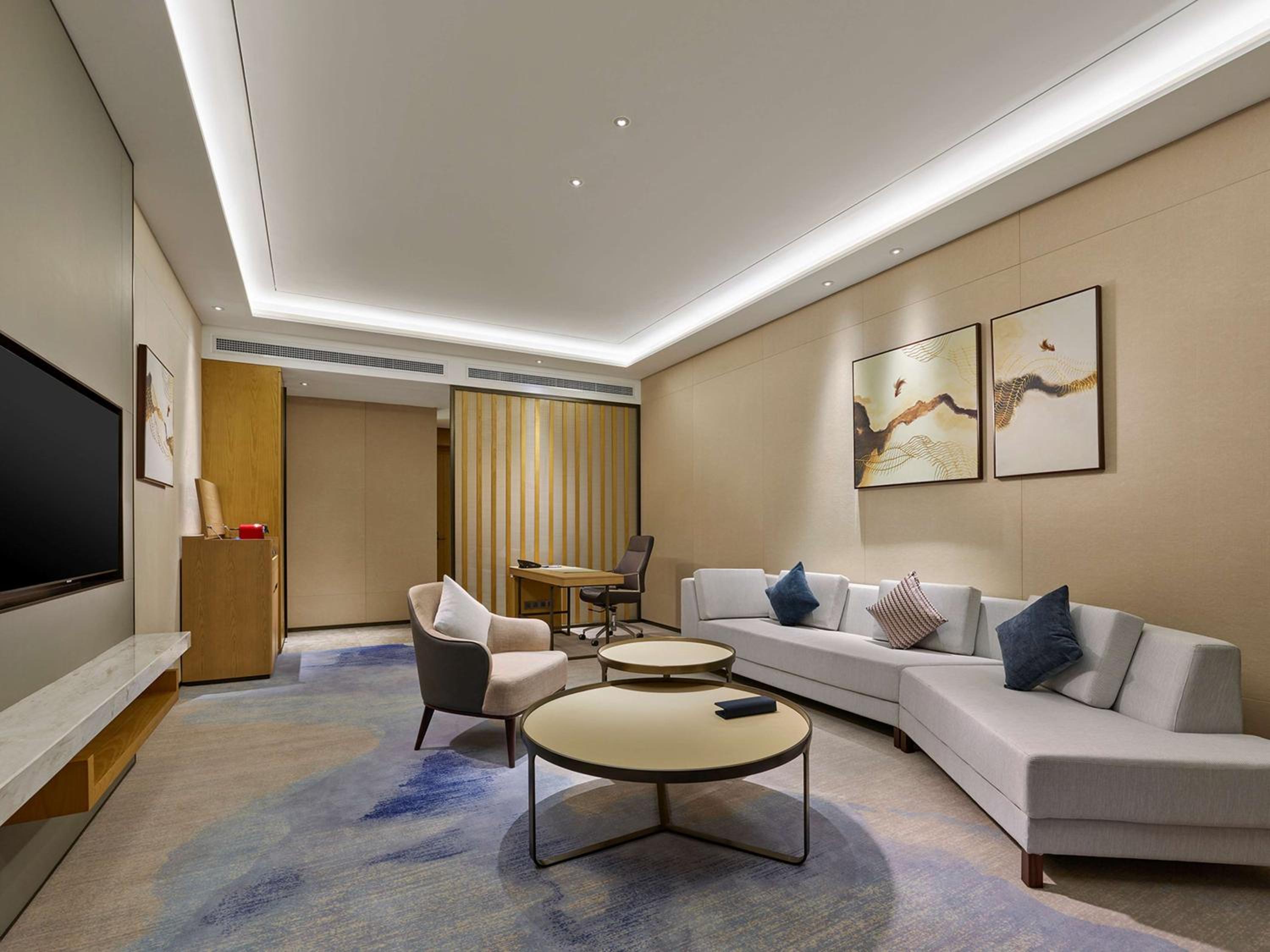 Premium King Suite - Photo 5