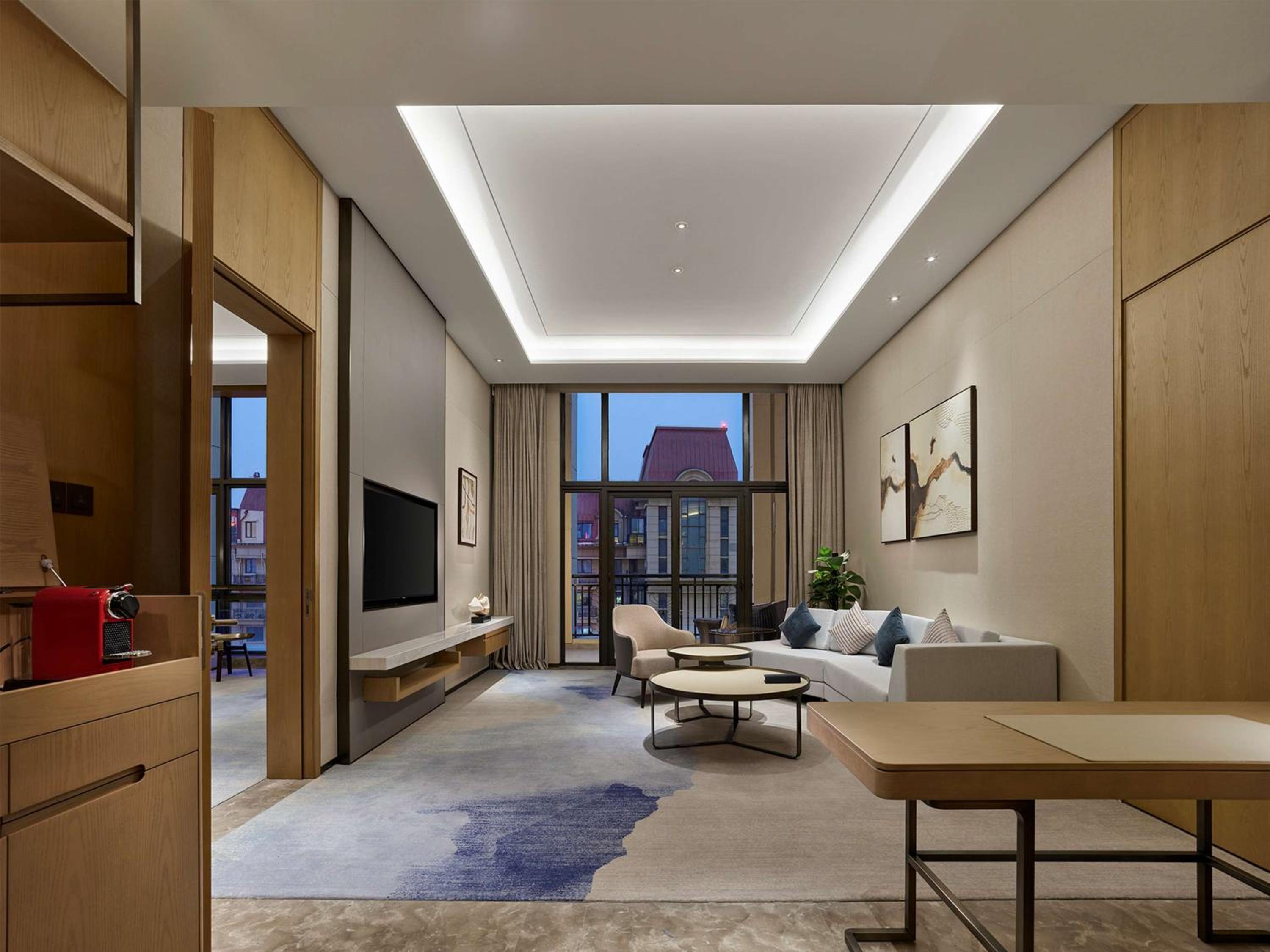 Deluxe King Suite - Photo 2