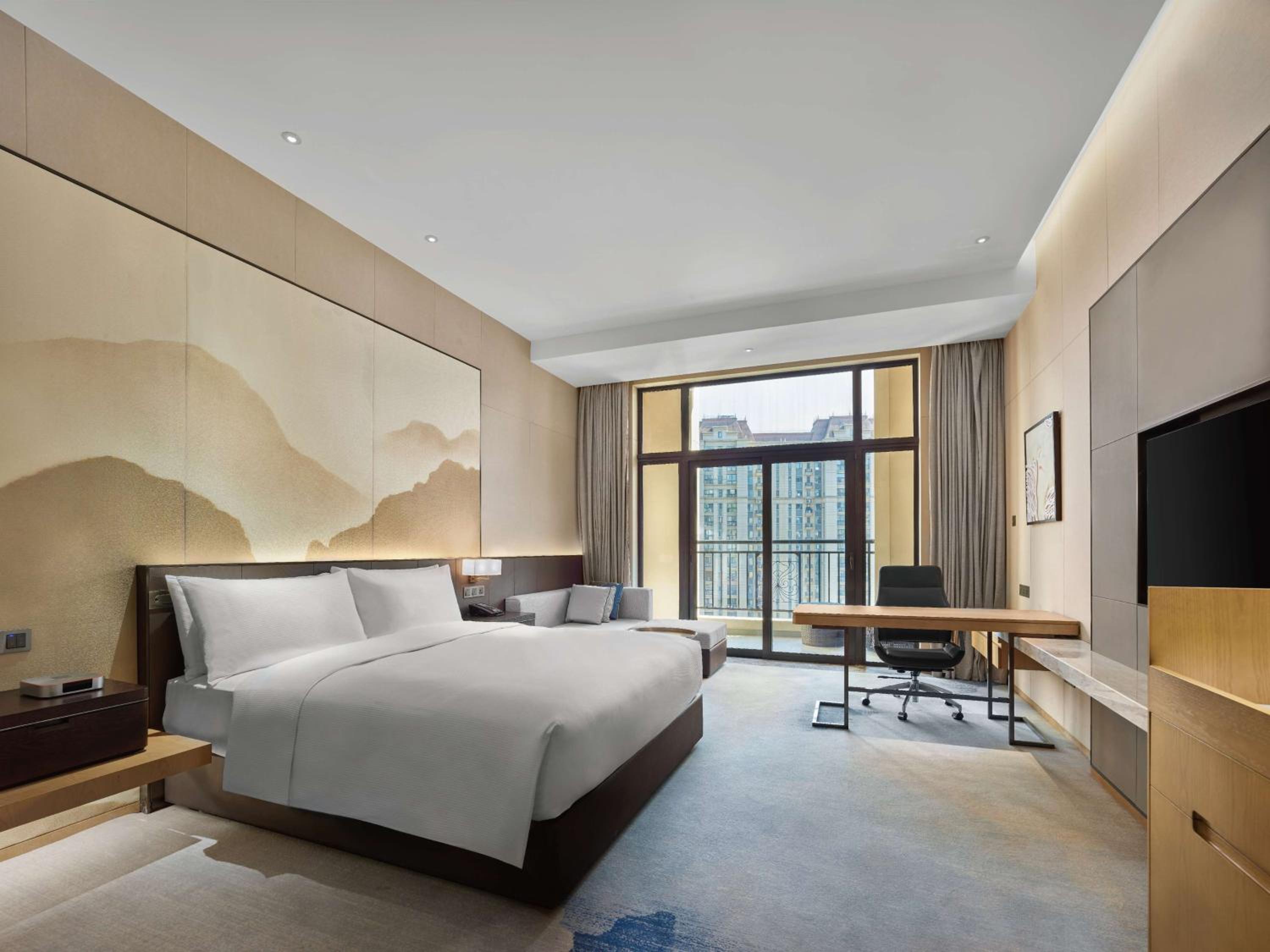 Deluxe King Room - Photo 2