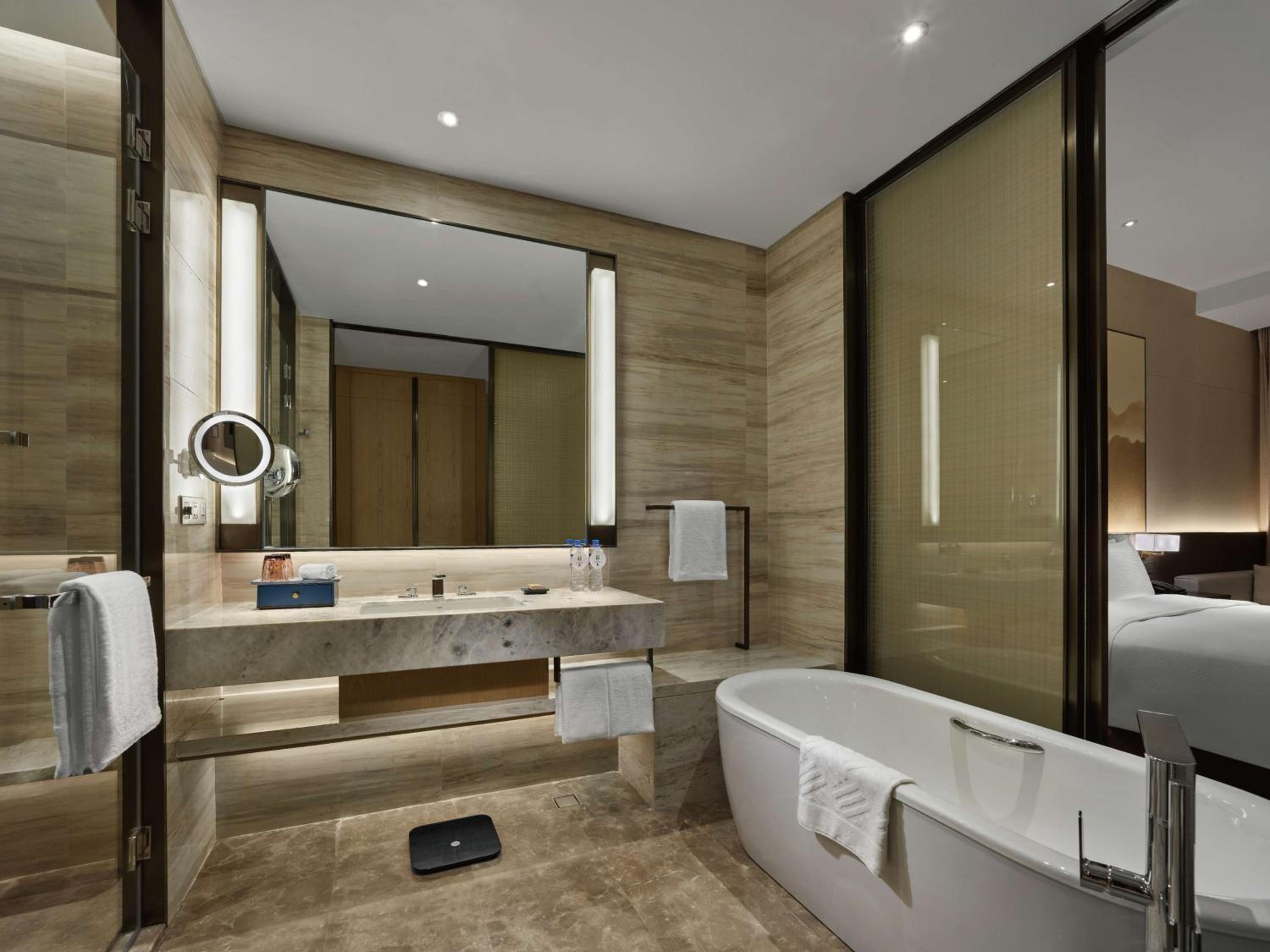 Deluxe King Room - Photo 4