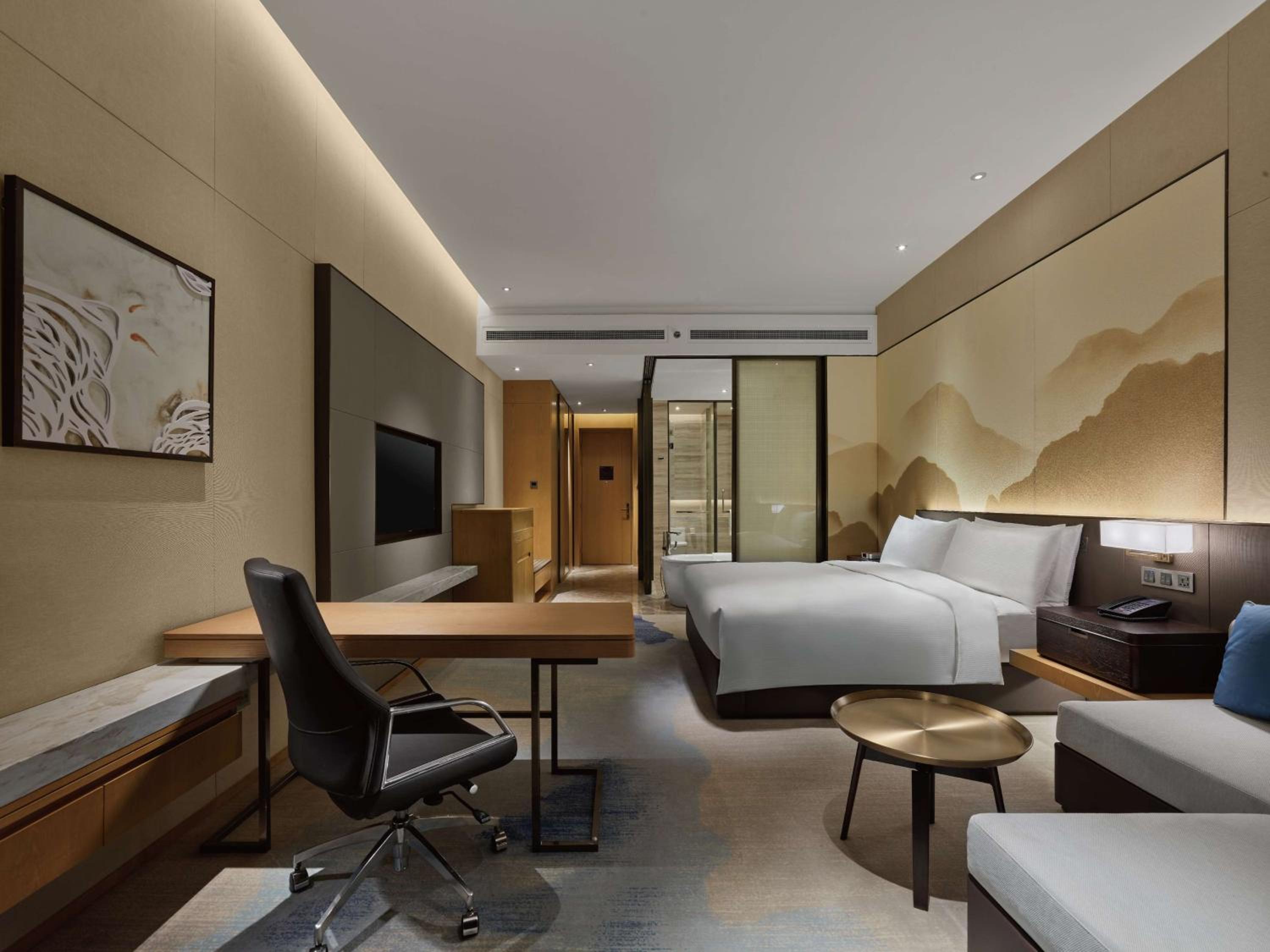 Deluxe King Room - Photo 3