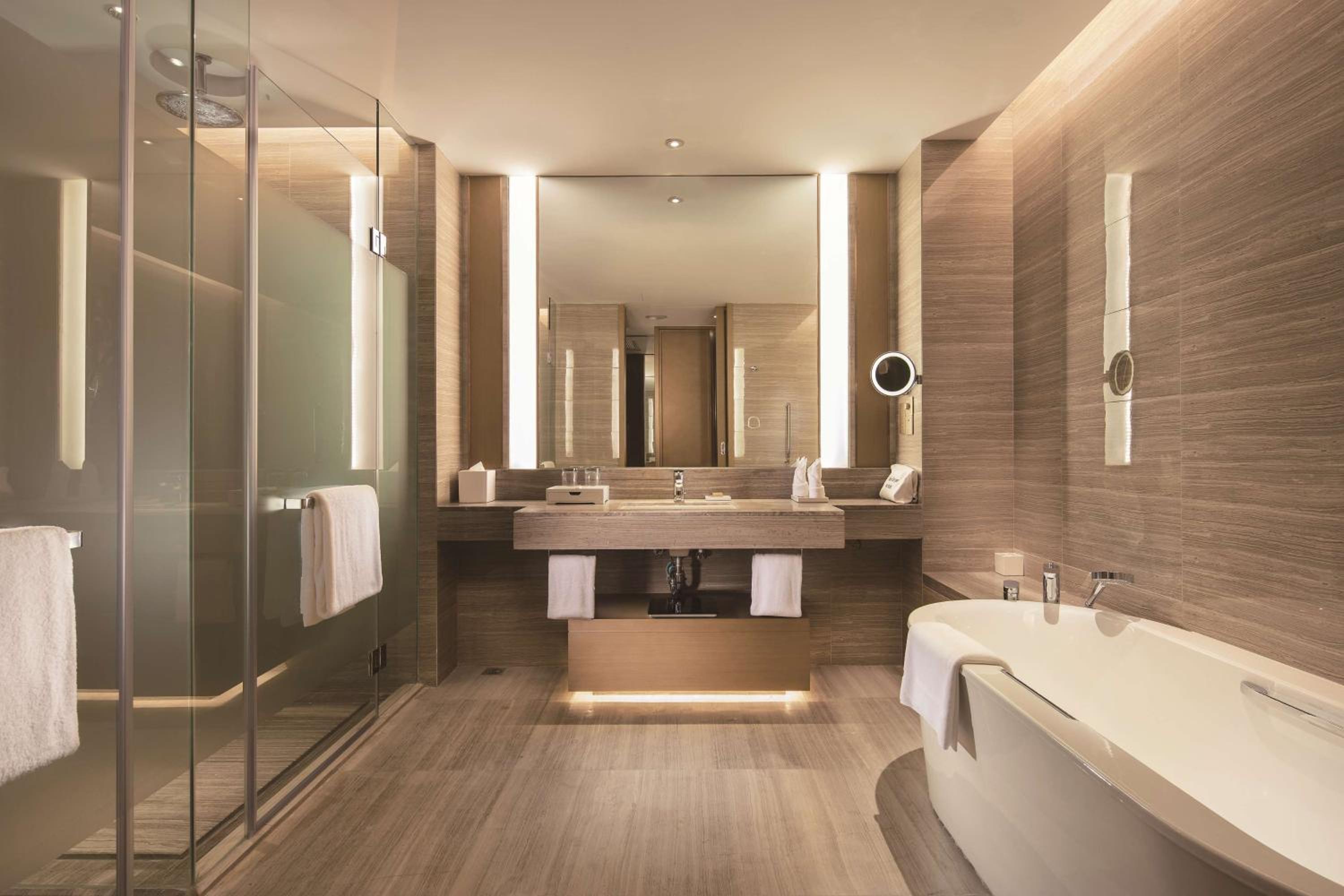 Executive Deluxe King Room thumbnail 5