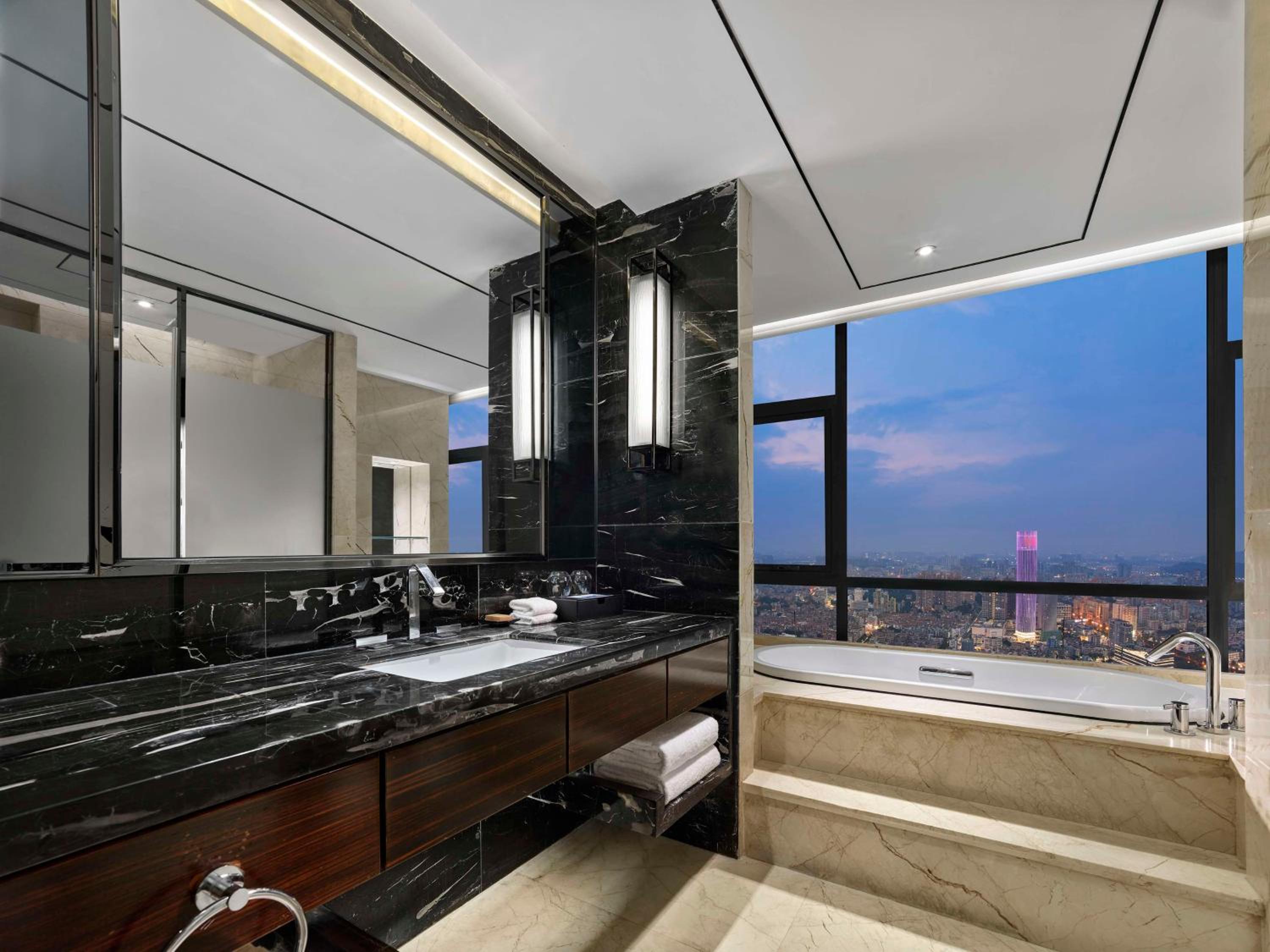 Corner Deluxe King Room