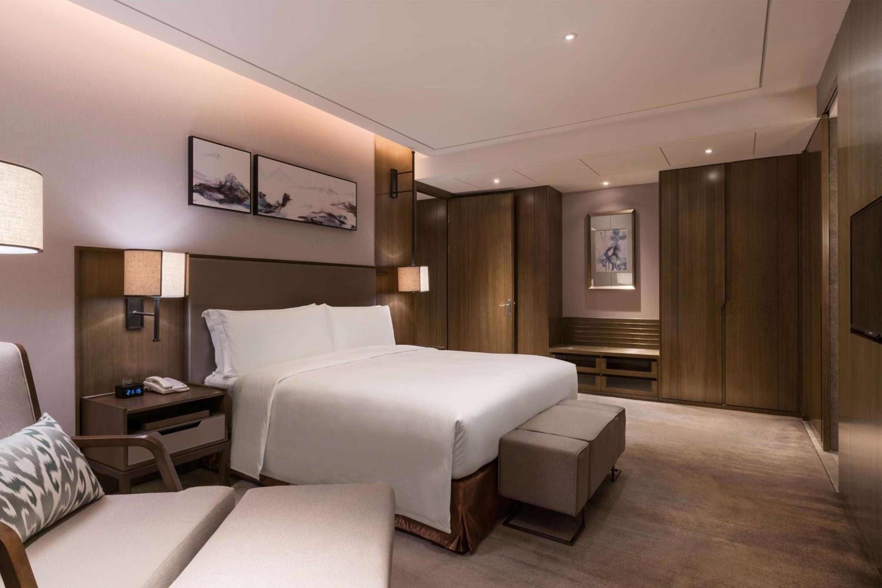 Deluxe King Suite - Lounge Access