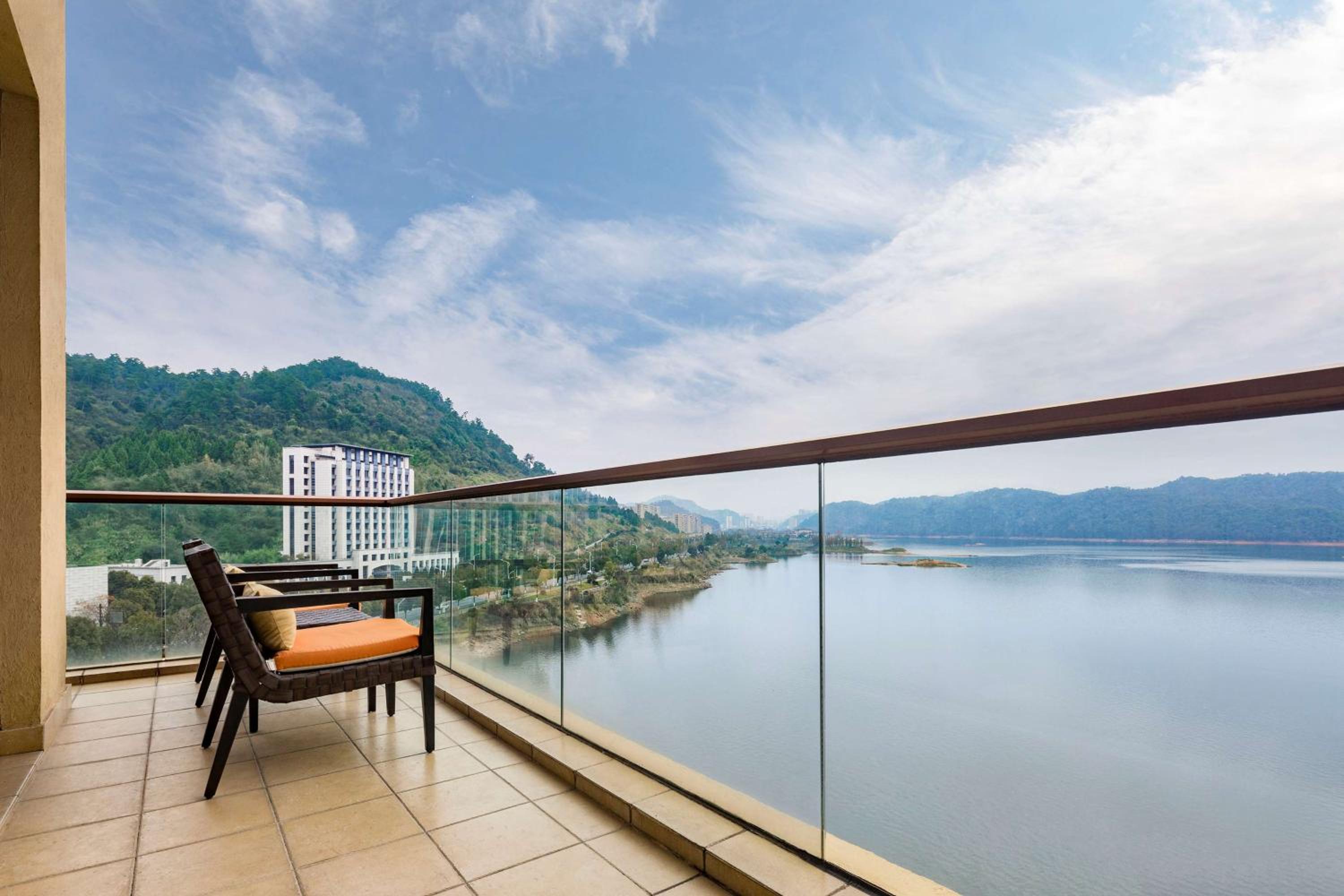Grand Twin Room with Lake View - Photo 2