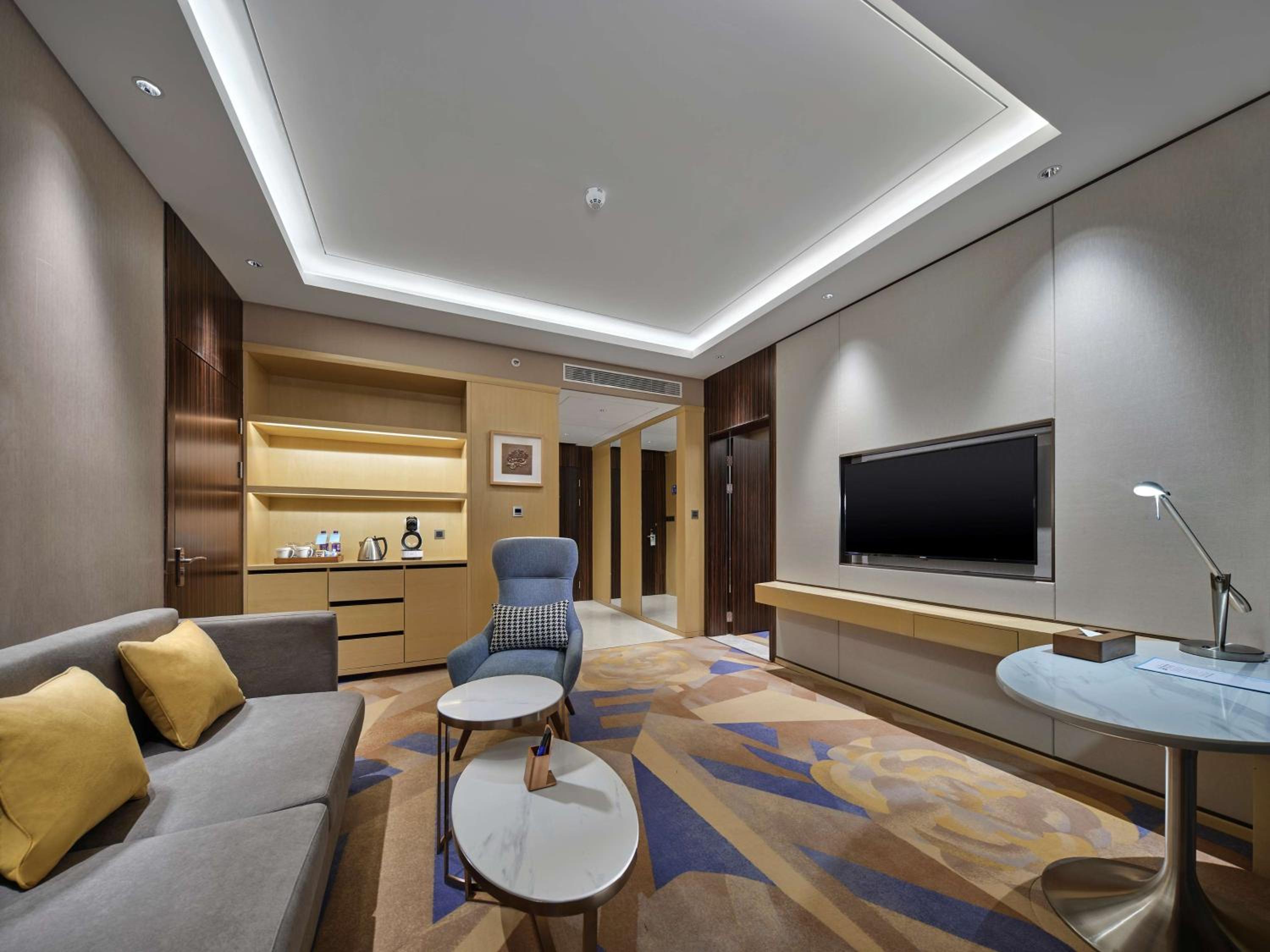 One-Bedroom King Suite - Photo 4