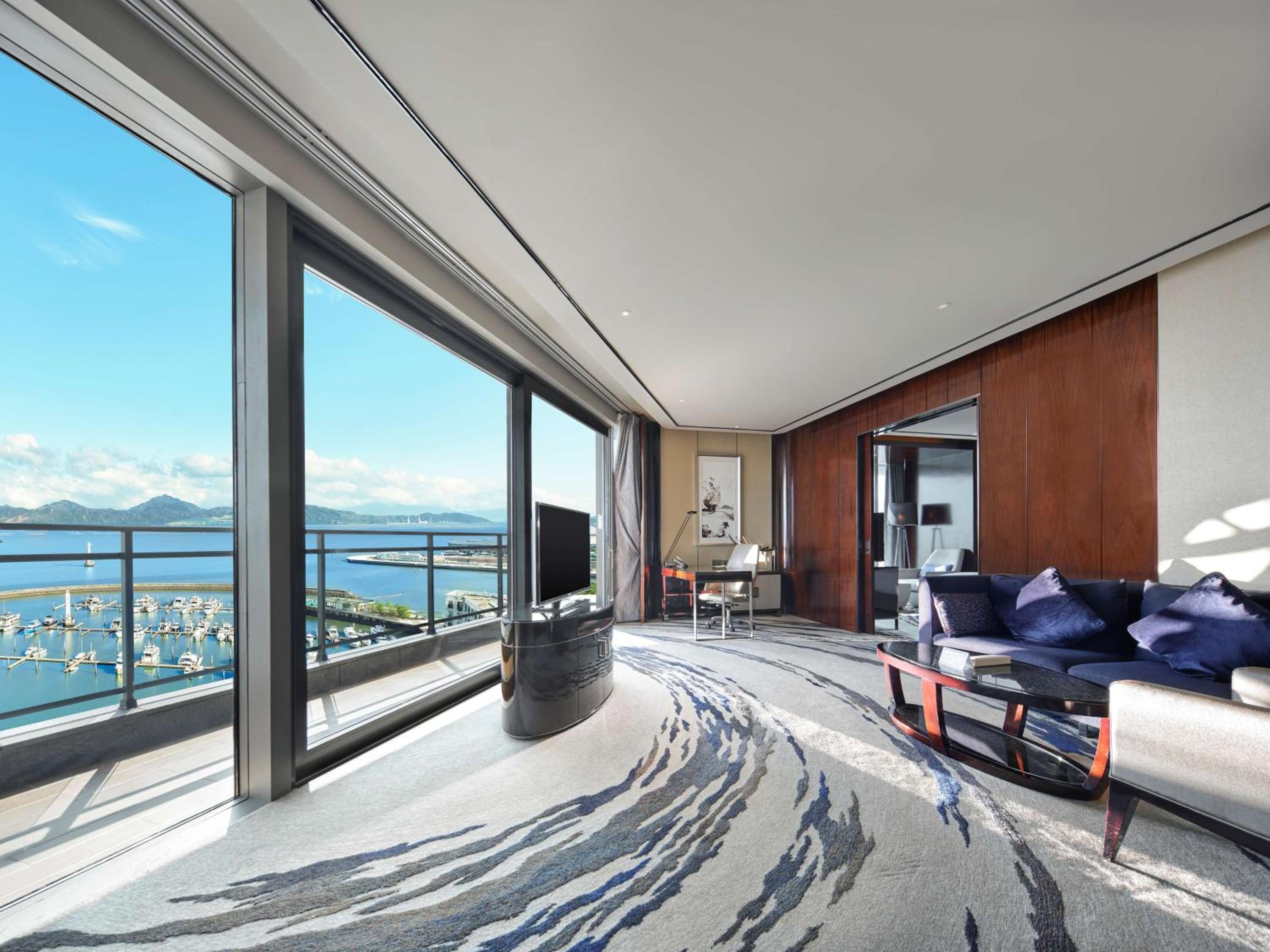 King One Bedroom Suite W/ Balcony WangHai Wing thumbnail 5