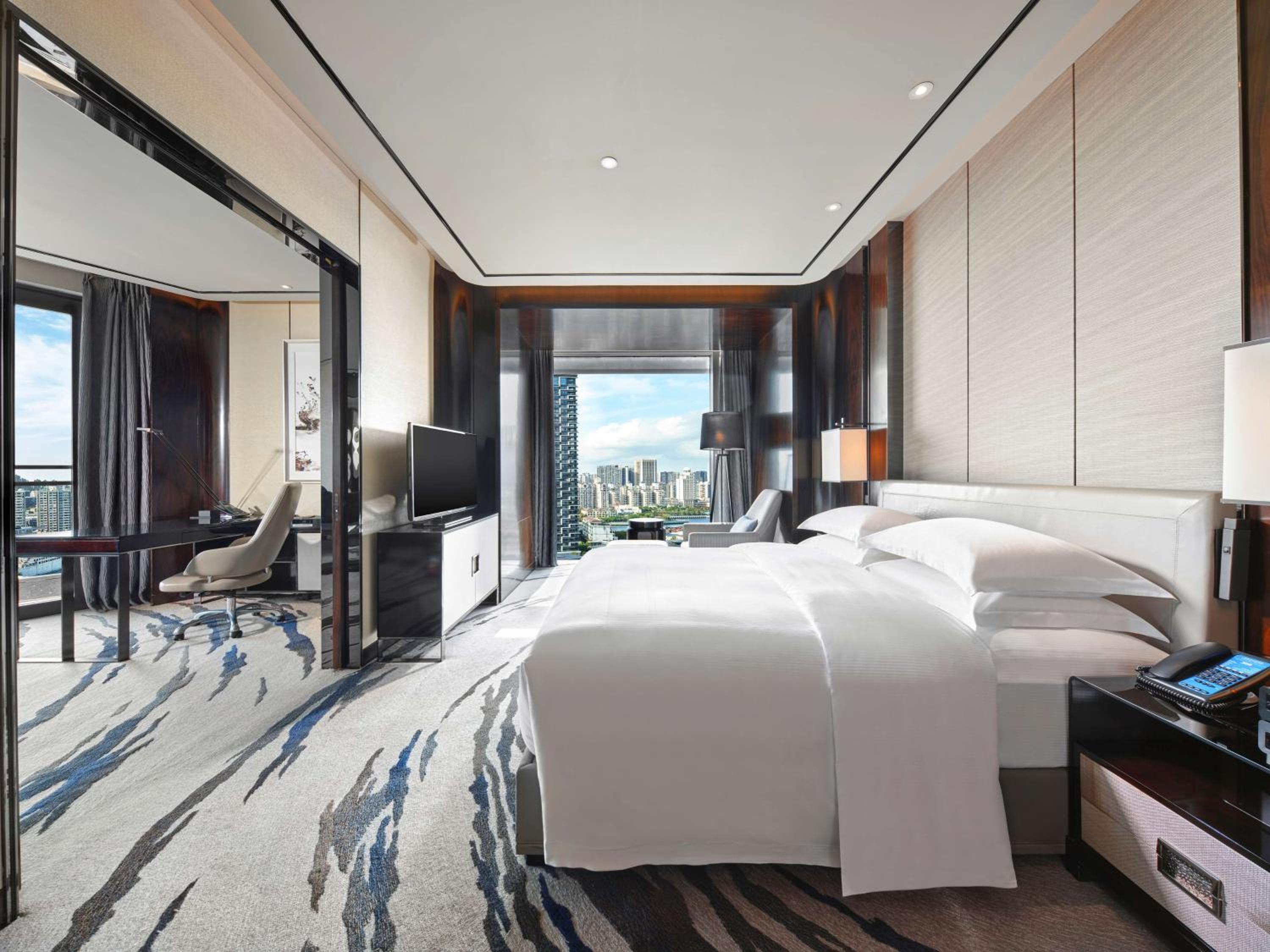 King One Bedroom Suite W/ Balcony WangHai Wing