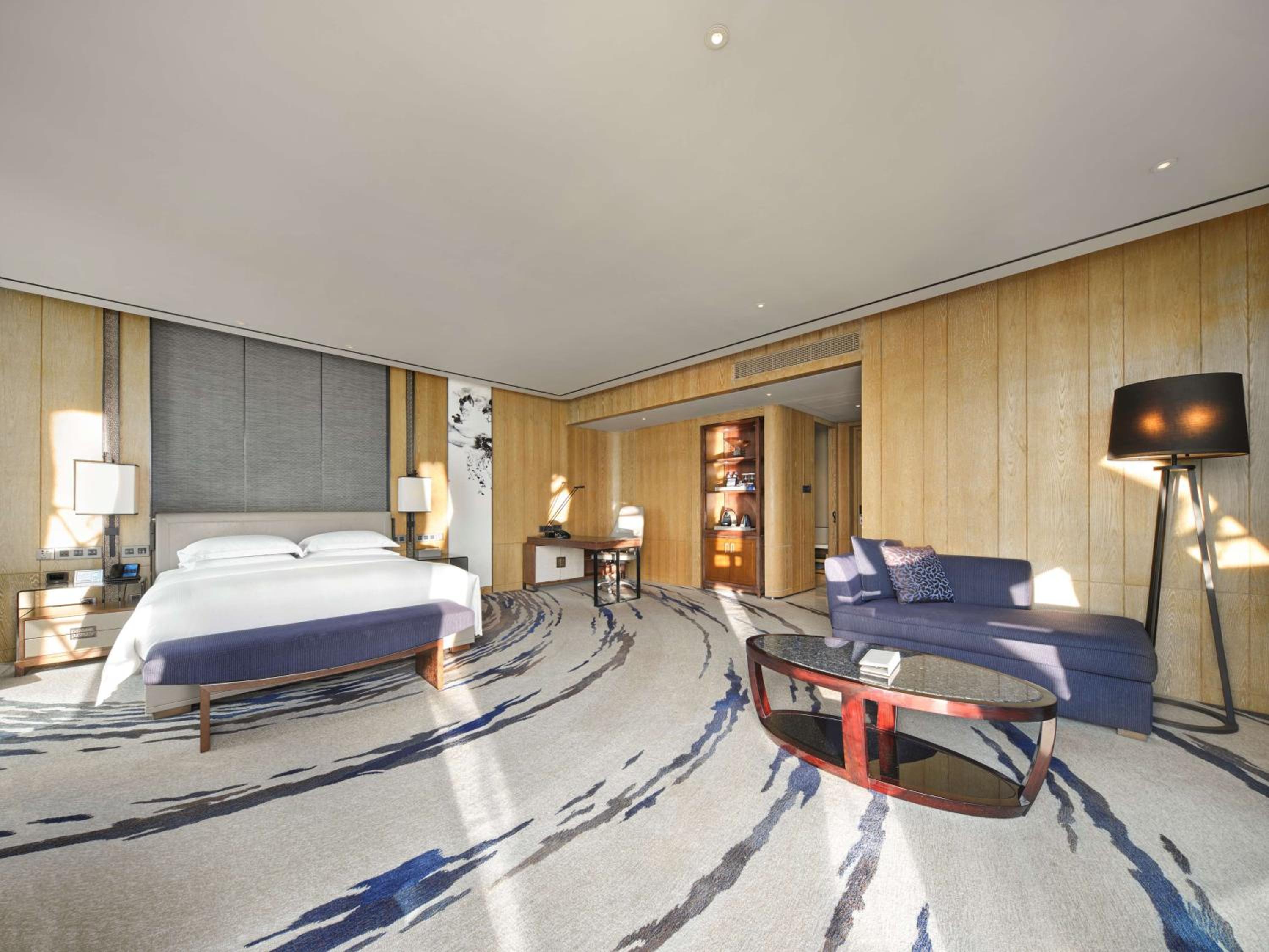 King Executive Corner W/Balcony WangHai Wing