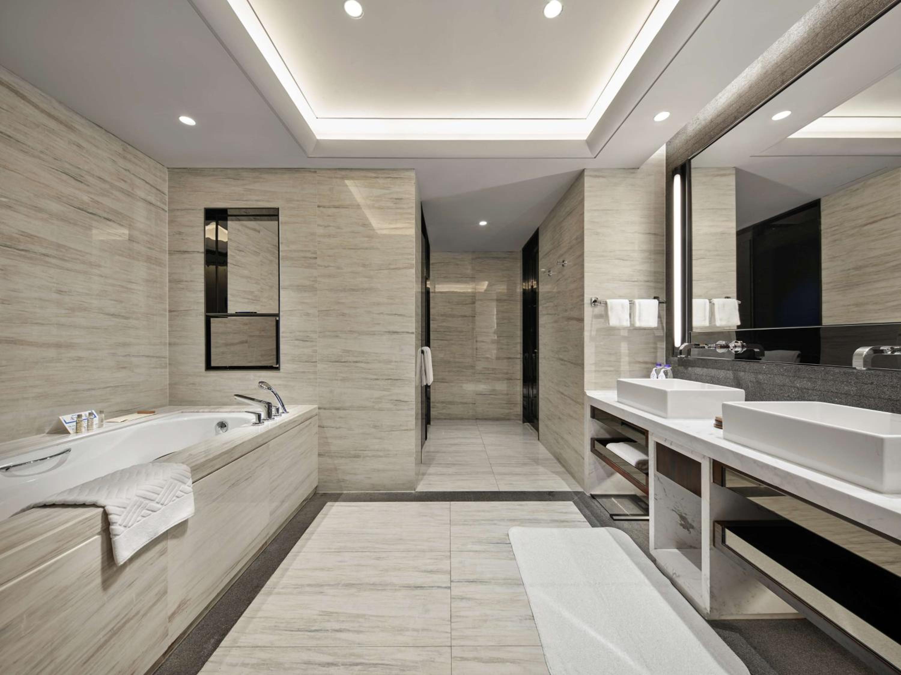 King One Bedroom Suite W/ Balkon WangHai Wing thumbnail 5