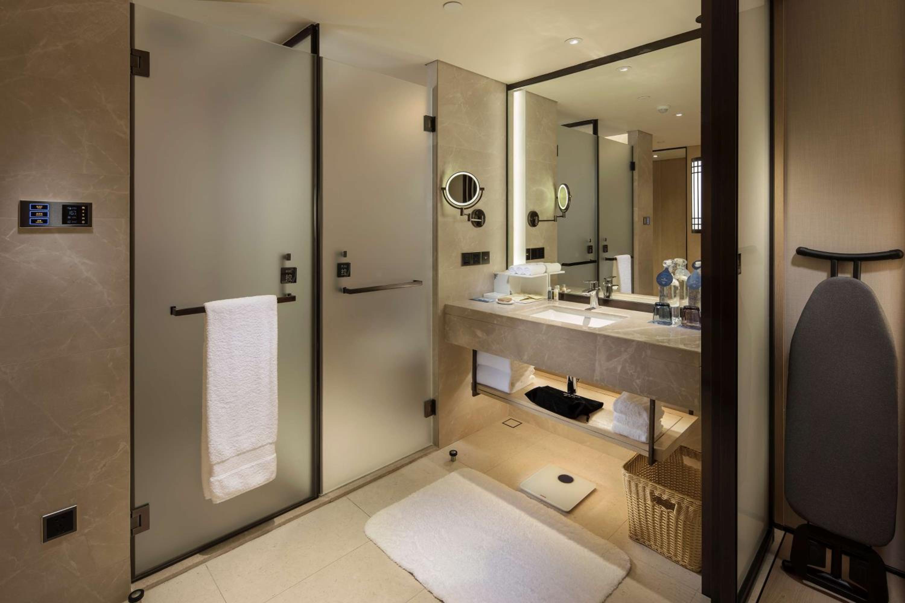 Standard King Room - Nanhai Wing
