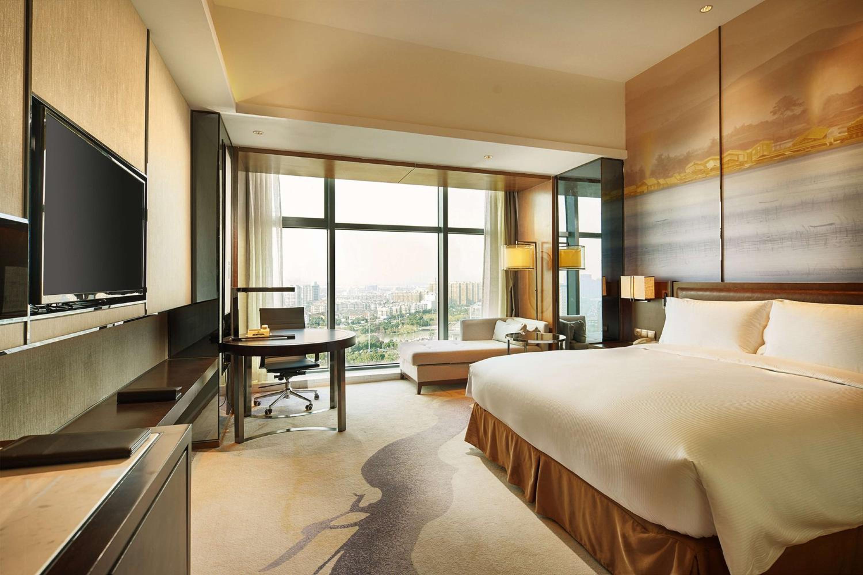 Deluxe King Room with Garden View photo 3