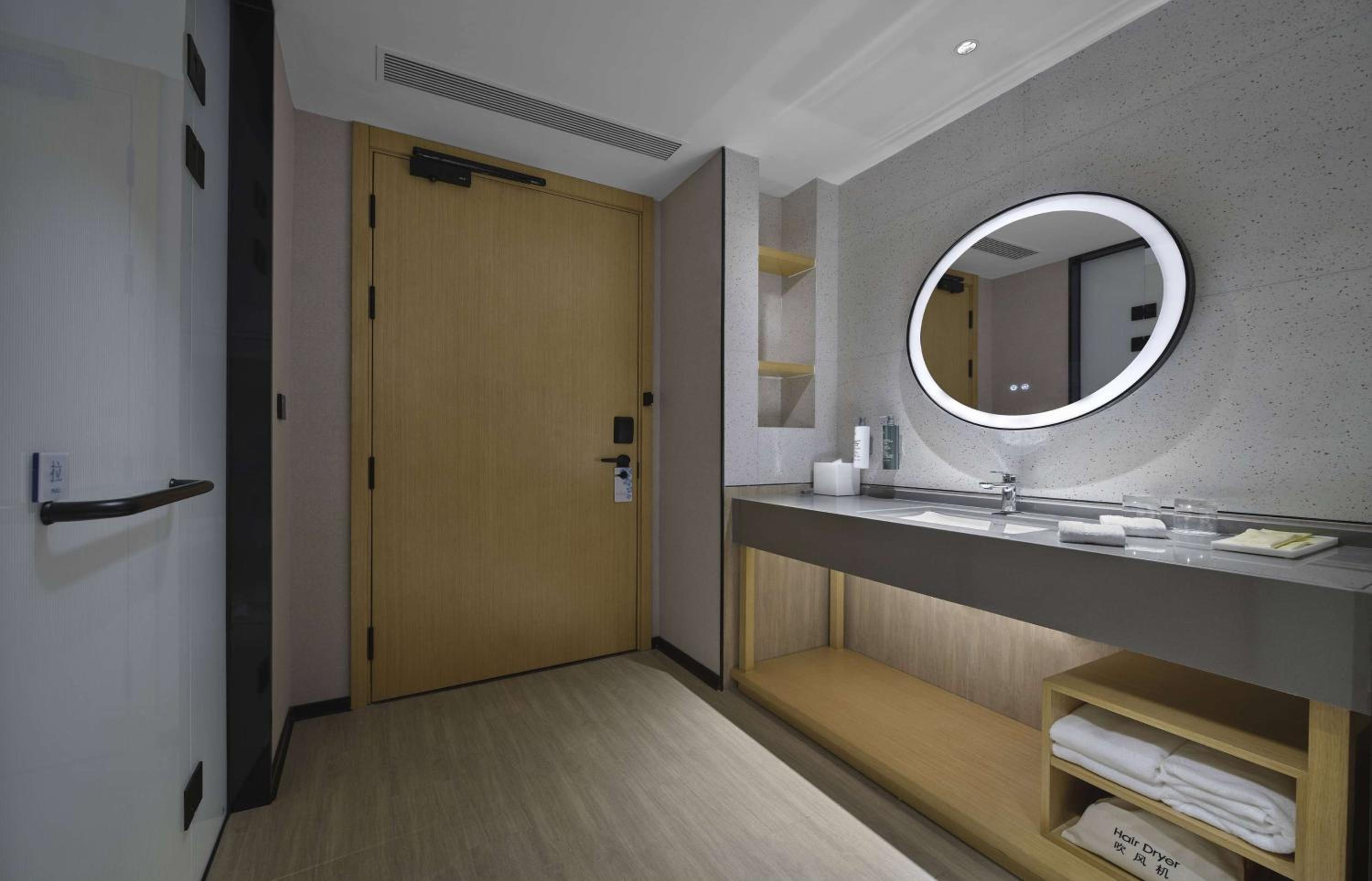 King Guest Room - Photo 4
