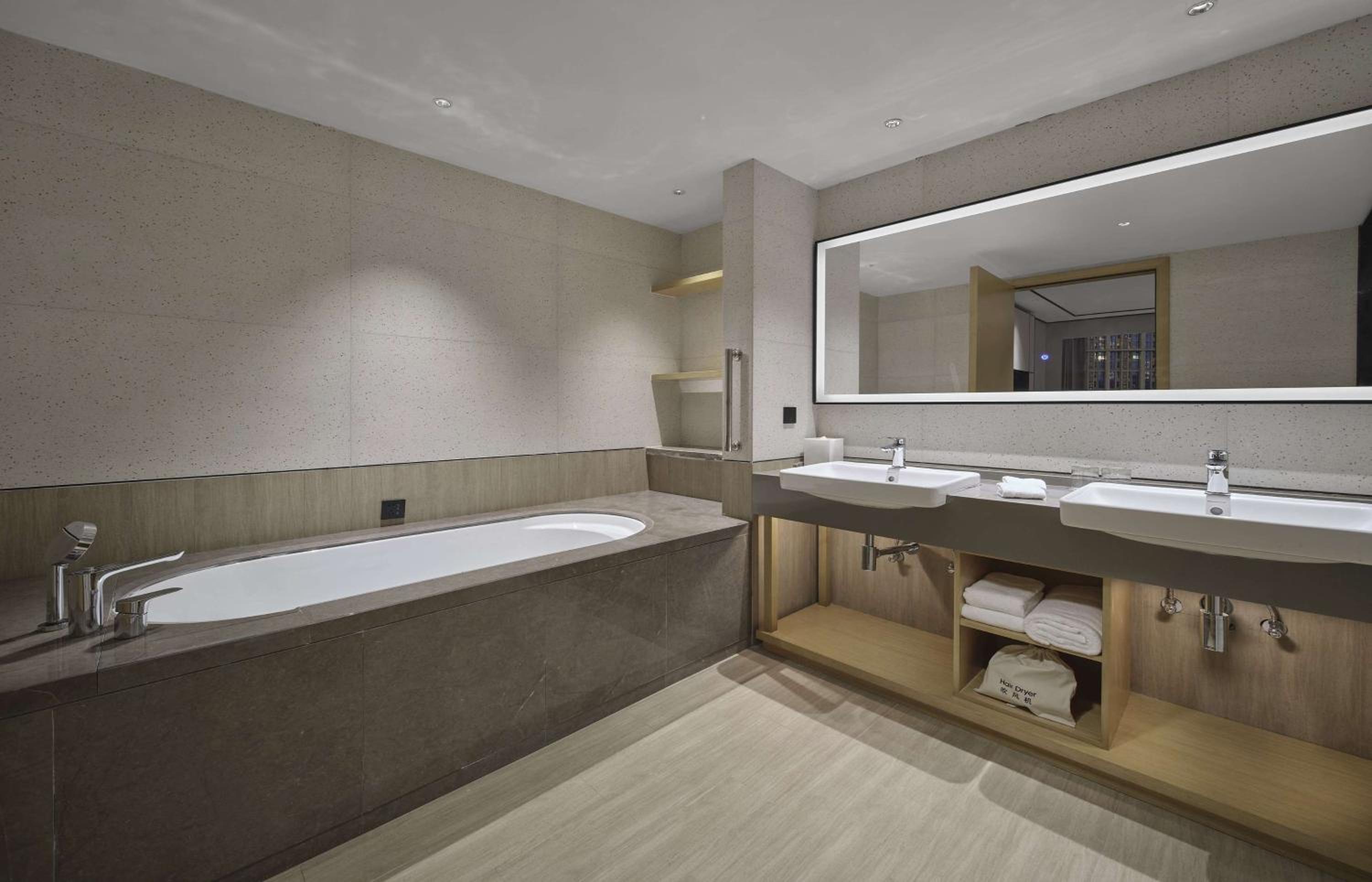 Deluxe King Suite - Photo 4