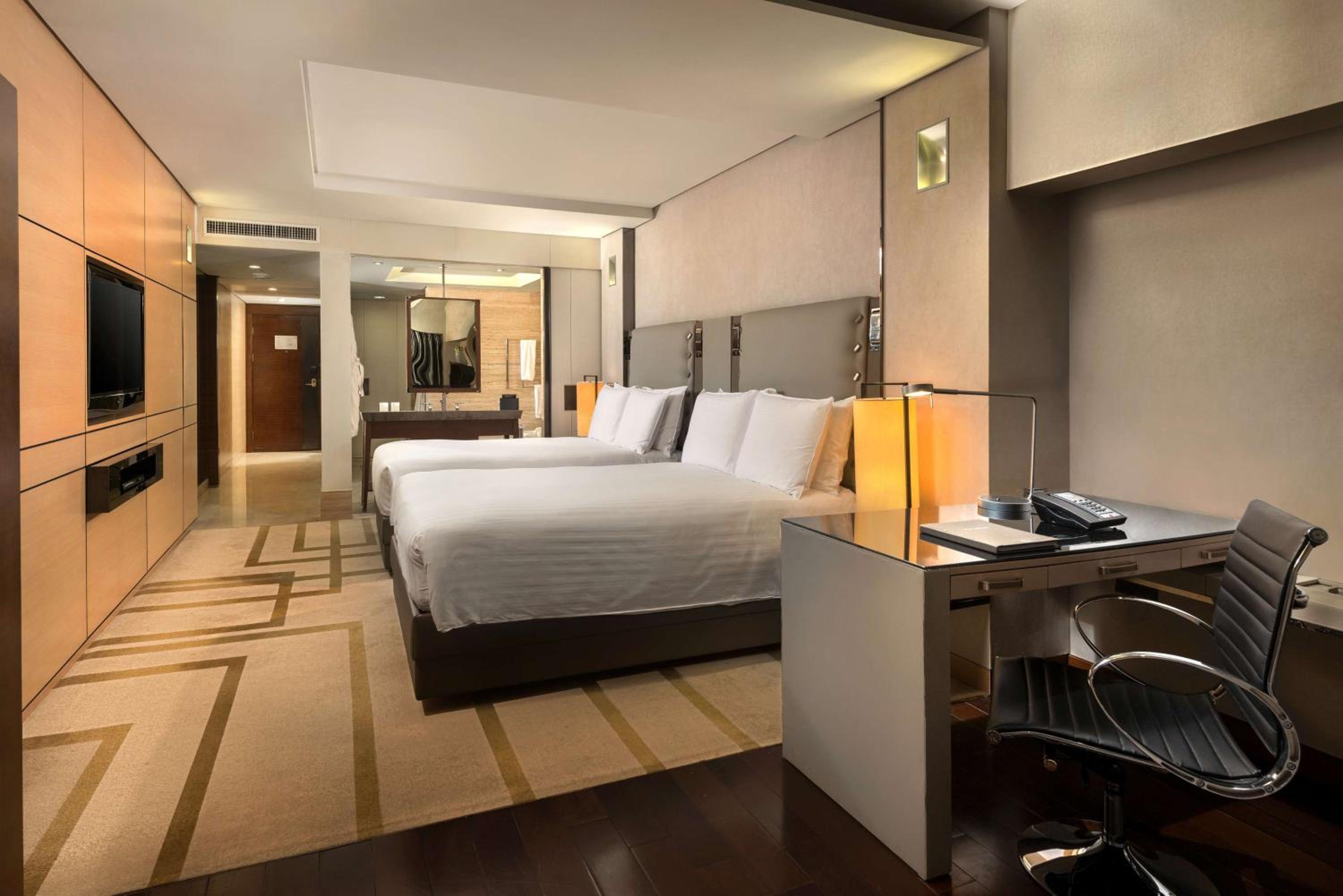 Deluxe Twin Room thumbnail 6