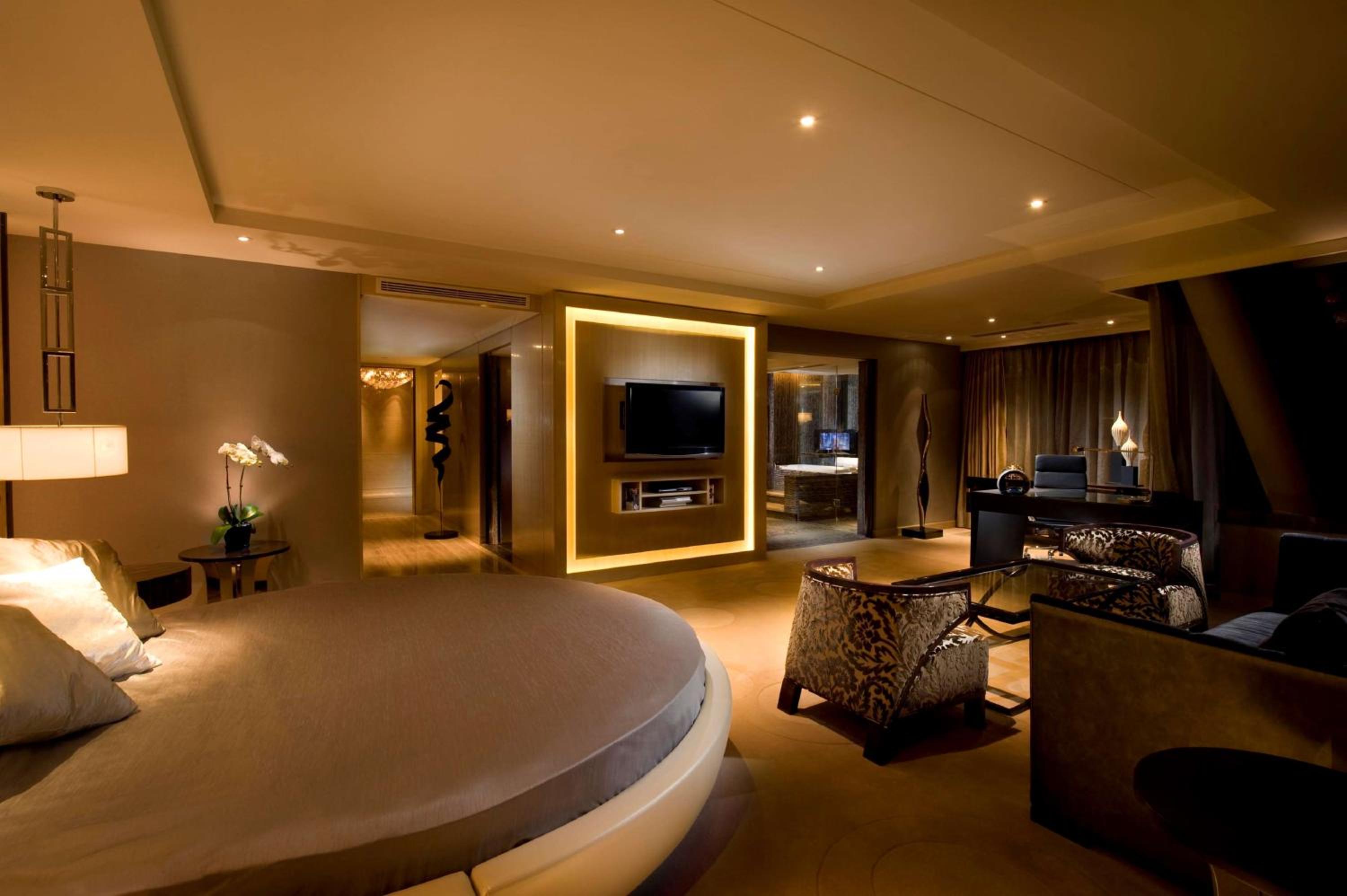 Premier King Suite - Photo 4