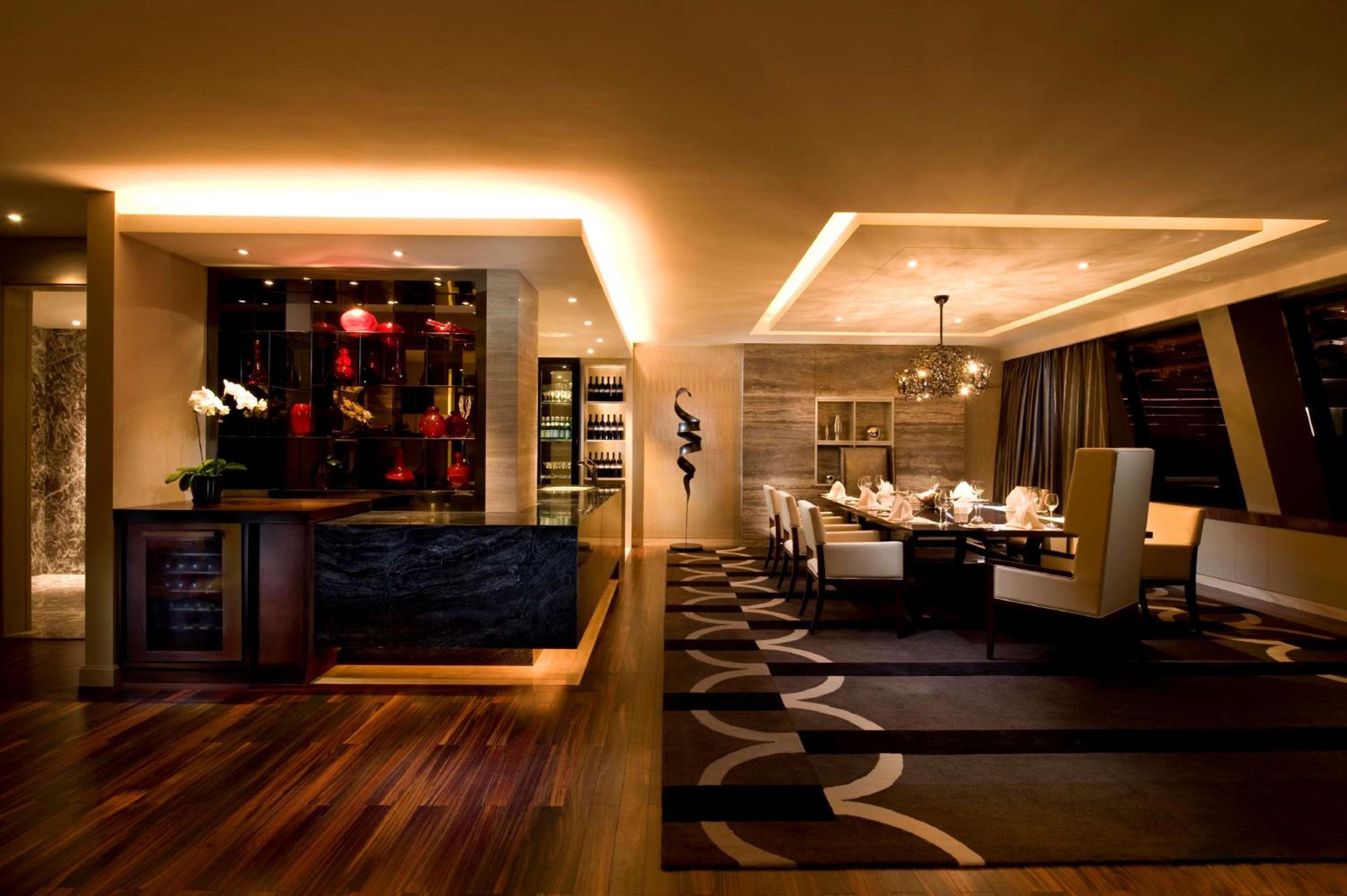 Premier King Suite - Photo 8
