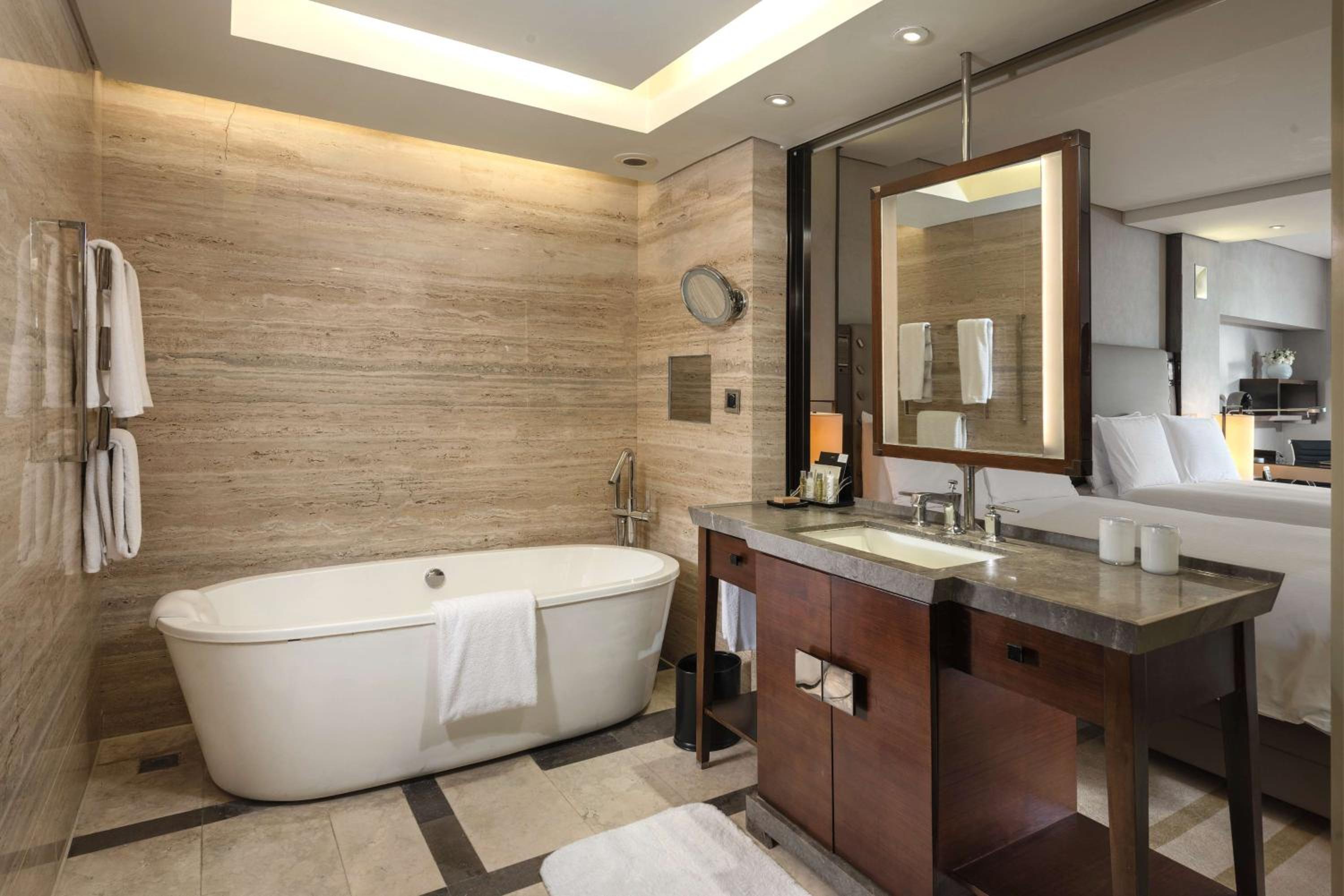 Deluxe King Room - Photo 4